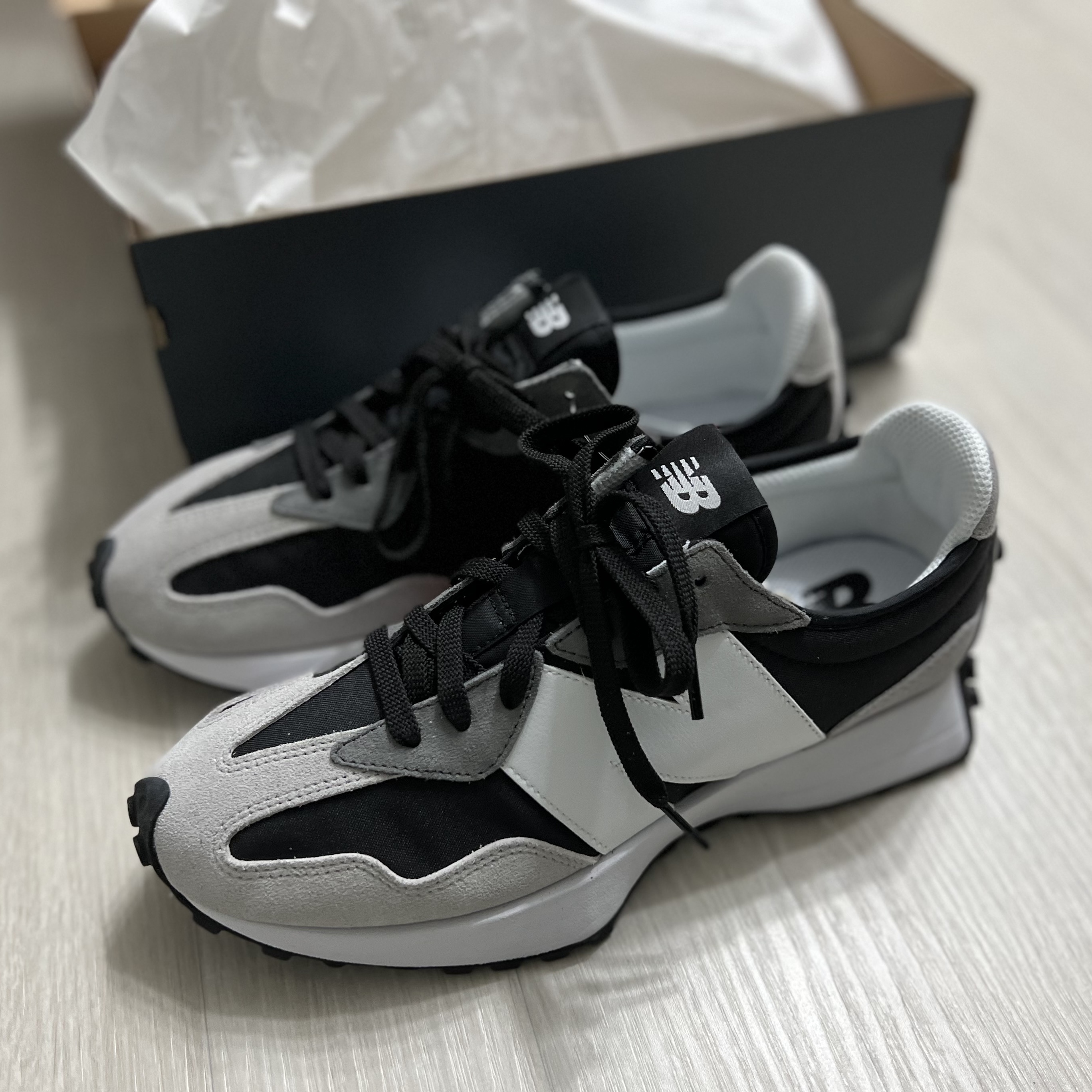 New Balance 327 Black Grey 착용 스타일