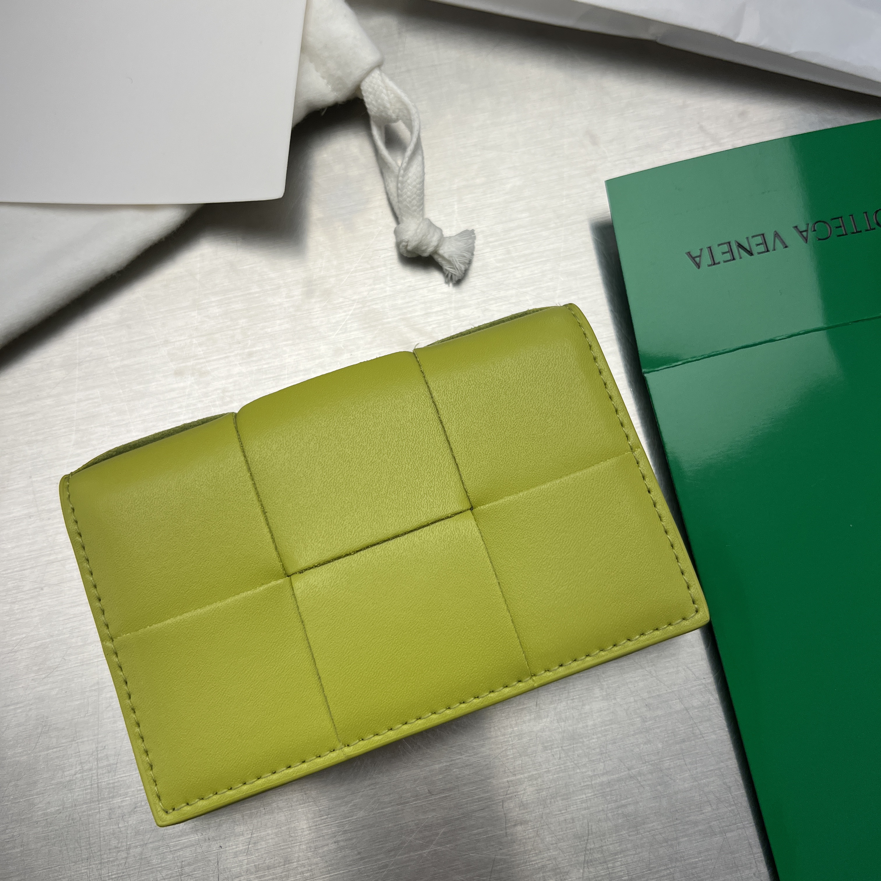 Bottega Veneta Flap Card Case Black 착용 스타일
