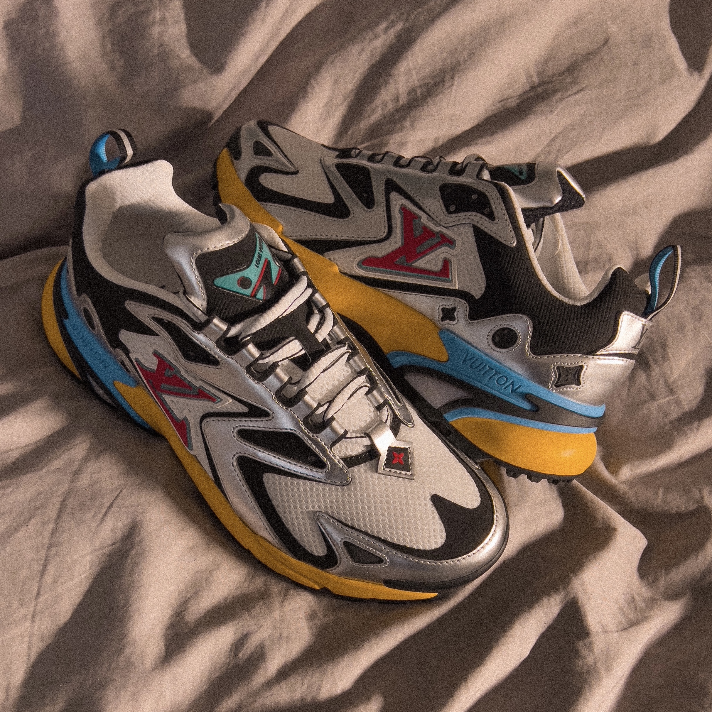 Louis Vuitton Runner Tatic Sneakers Silver 착용 스타일