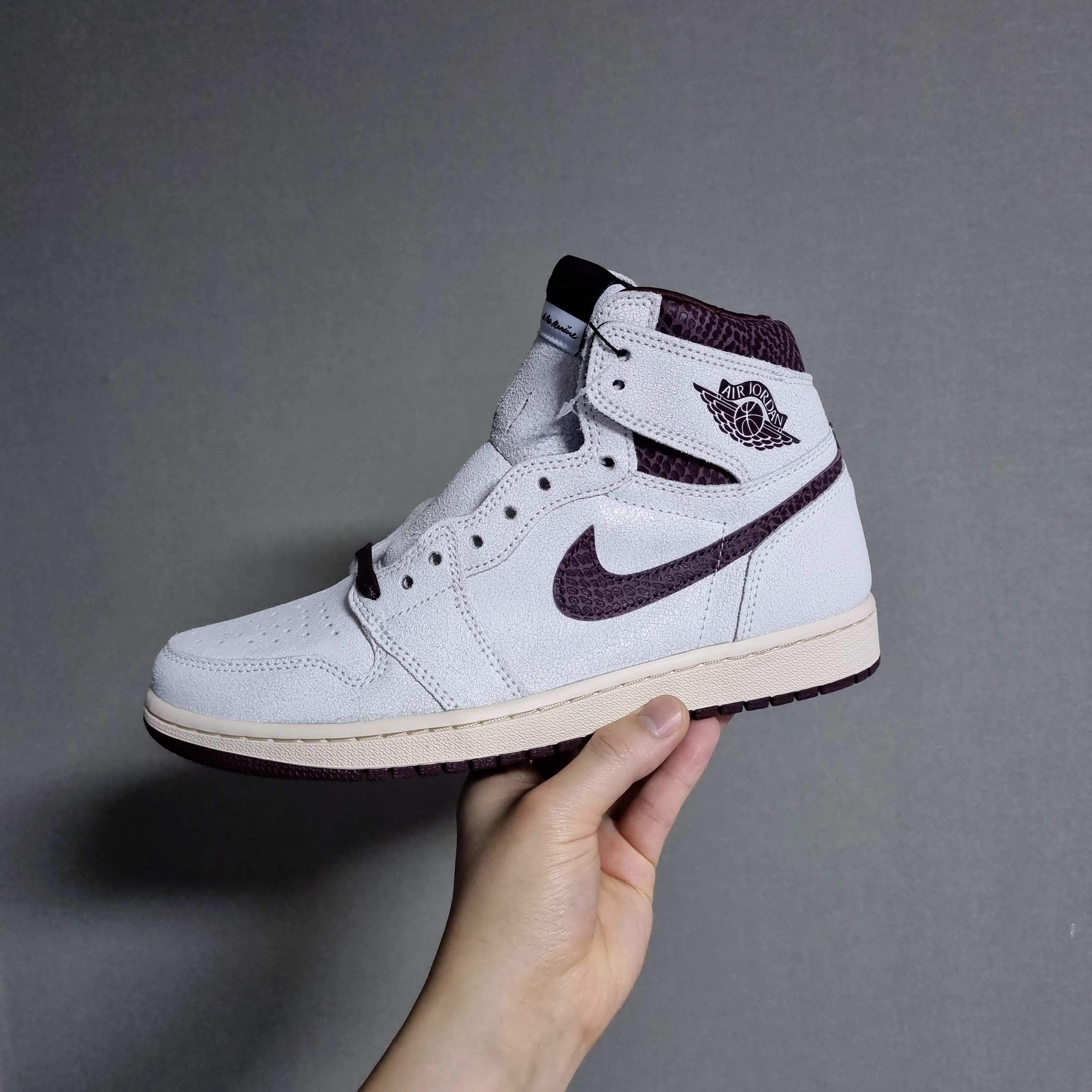 Jordan 1 x A Ma Maniere Retro High OG SP Sail and Burgundy 착용 스타일