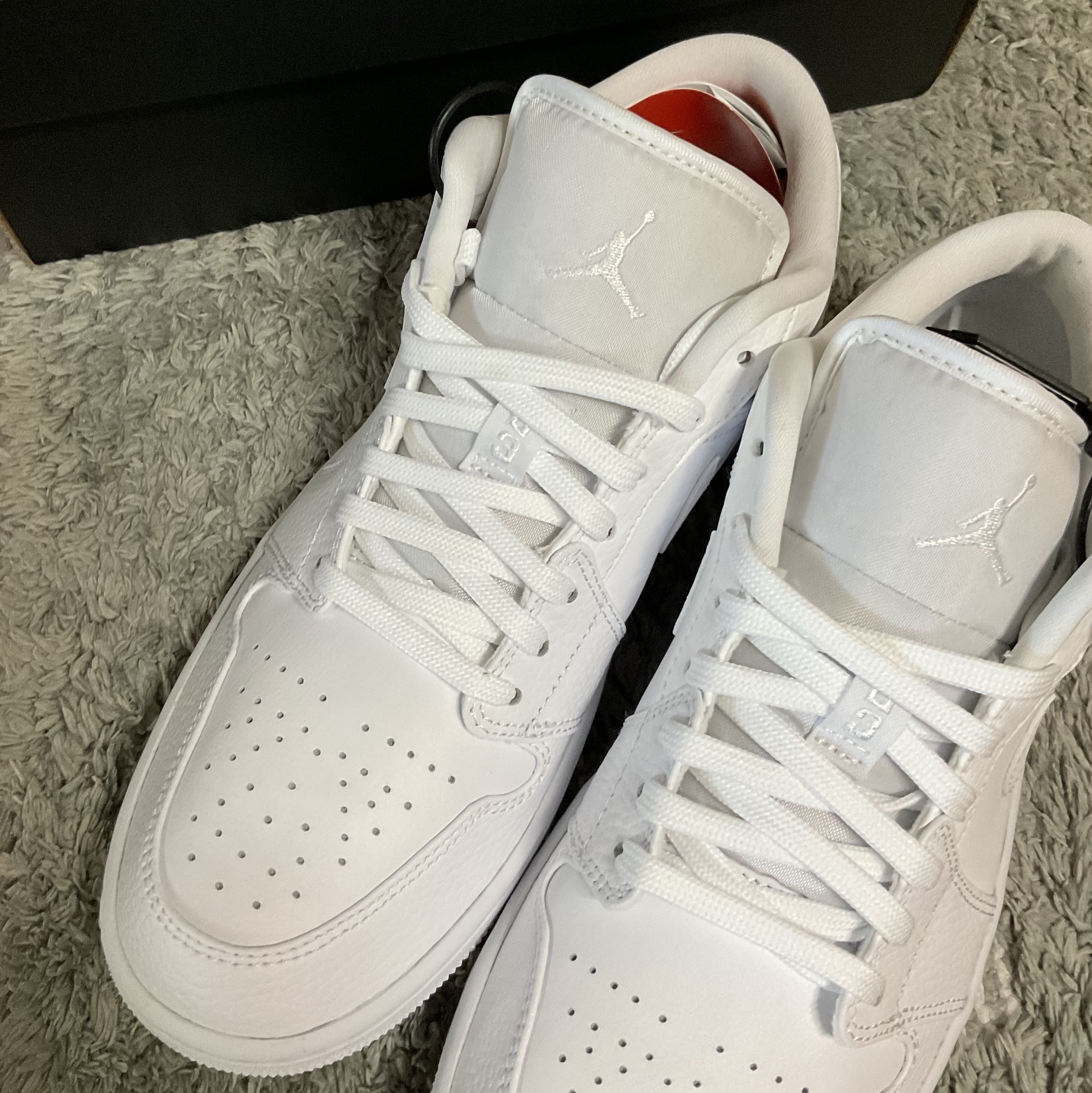 Jordan 1 Low Triple White Tumbled Leather 2020 착용 스타일 - 2