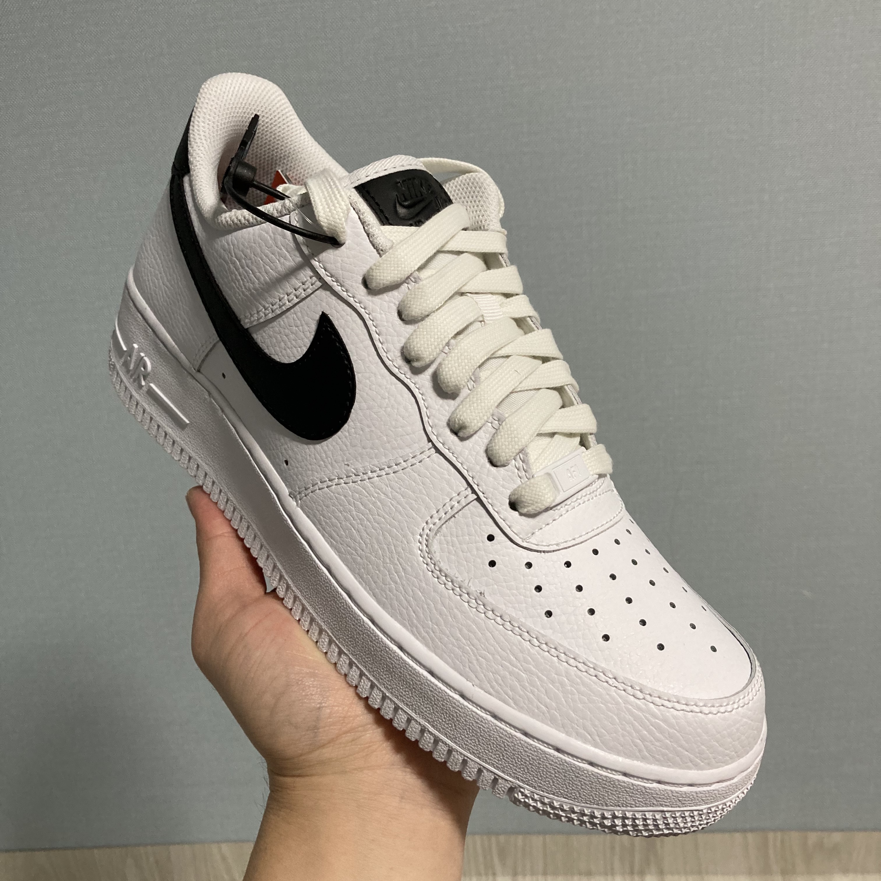 (W) Nike Air Force 1 '07 Low White Black 착용 스타일 - 2