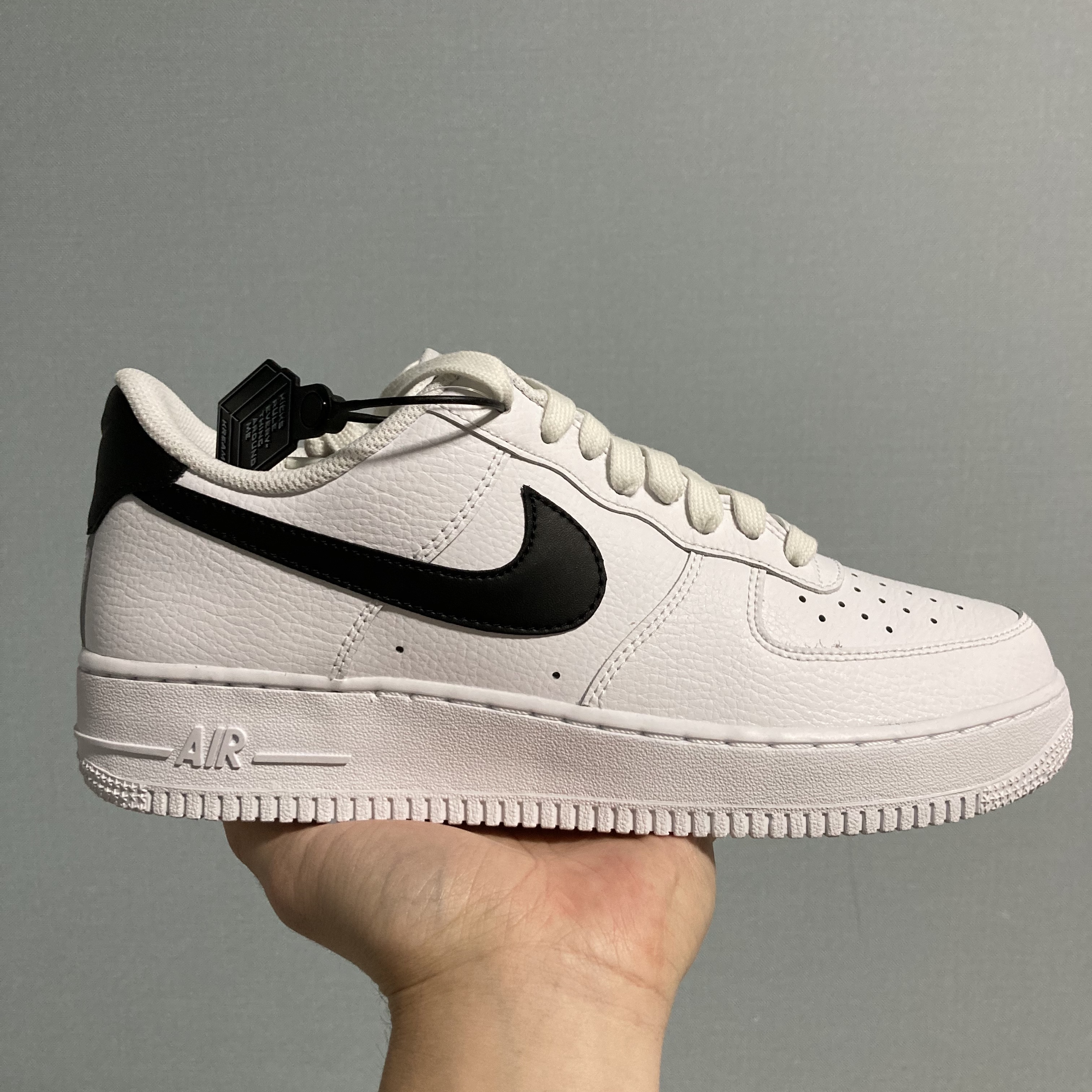 (W) Nike Air Force 1 '07 Low White Black 착용 스타일 - 1