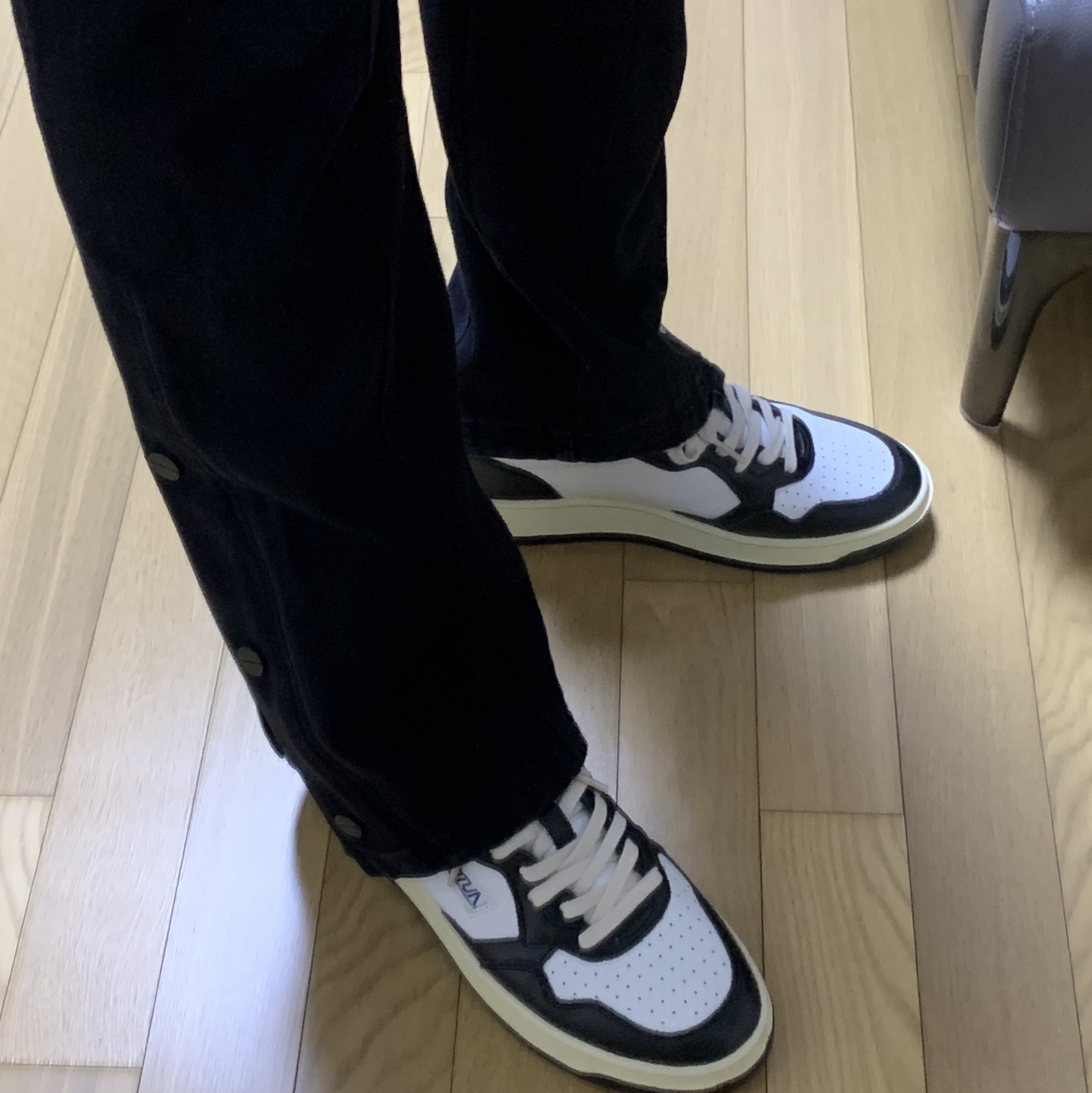 Autry Medalist Low Leather Sneakers Black White 착용 스타일 - 2