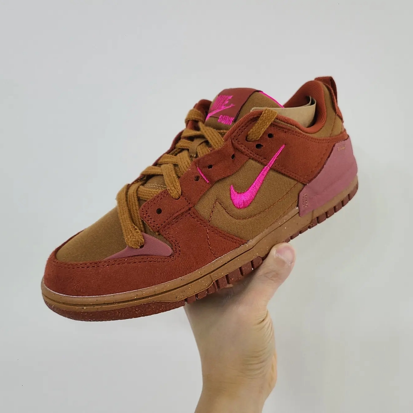 (W) Nike Dunk Low Disrupt 2 Desert Bronze Pink Prime 착용 스타일 - 1