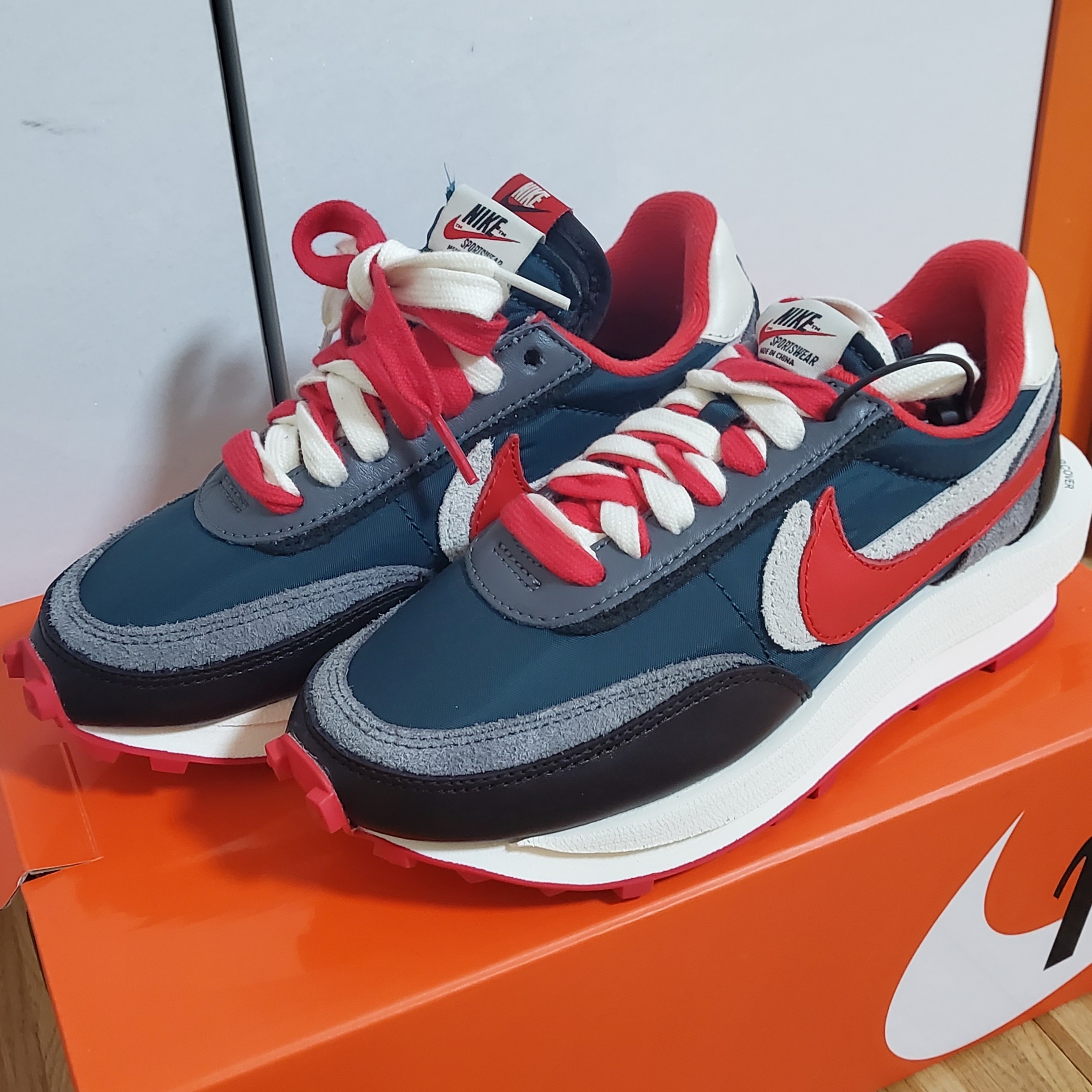 Nike x Sacai x Undercover LDWaffle Midnight Spruce University Red 착용 스타일