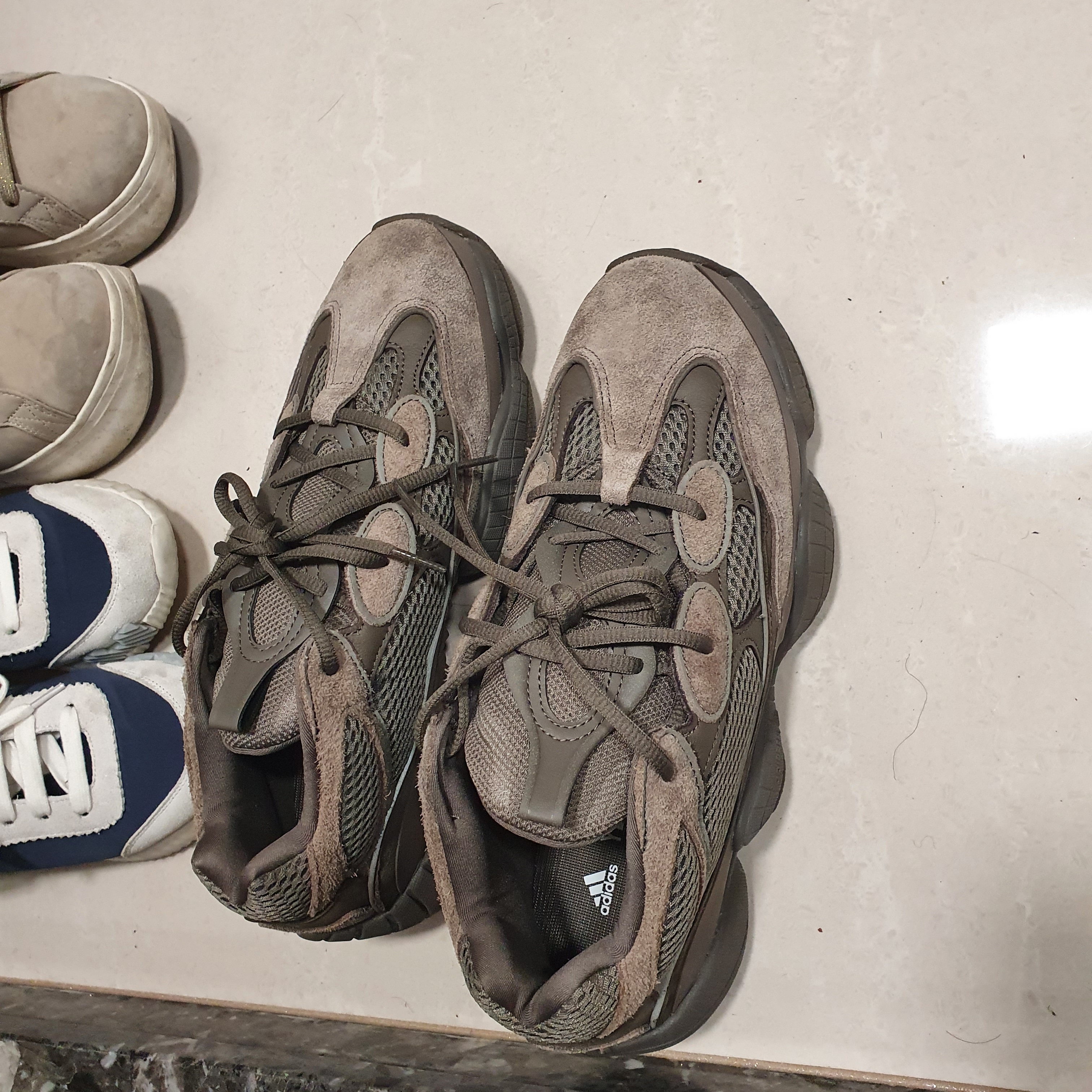 Adidas Yeezy 500 Clay Brown 착용 스타일 - 2