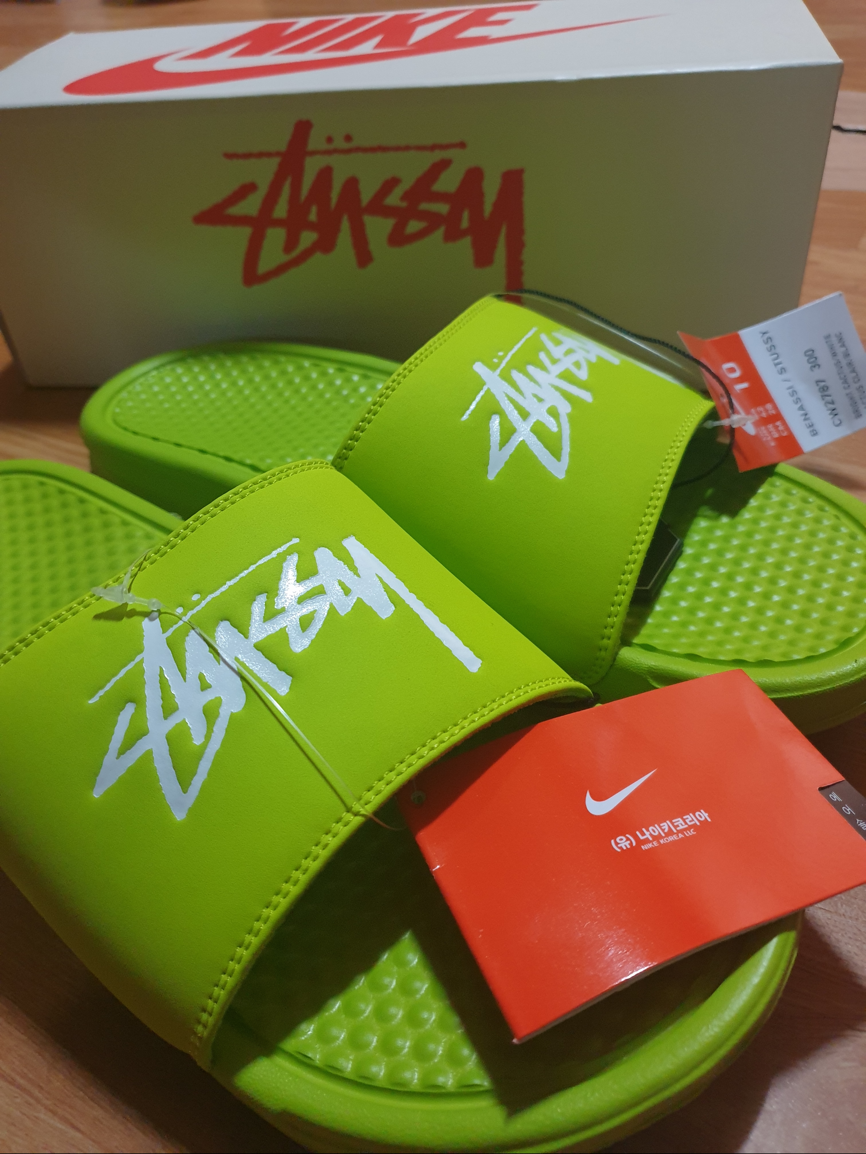 Nike x Stussy Benassi Slide Volt 착용 스타일 - 3