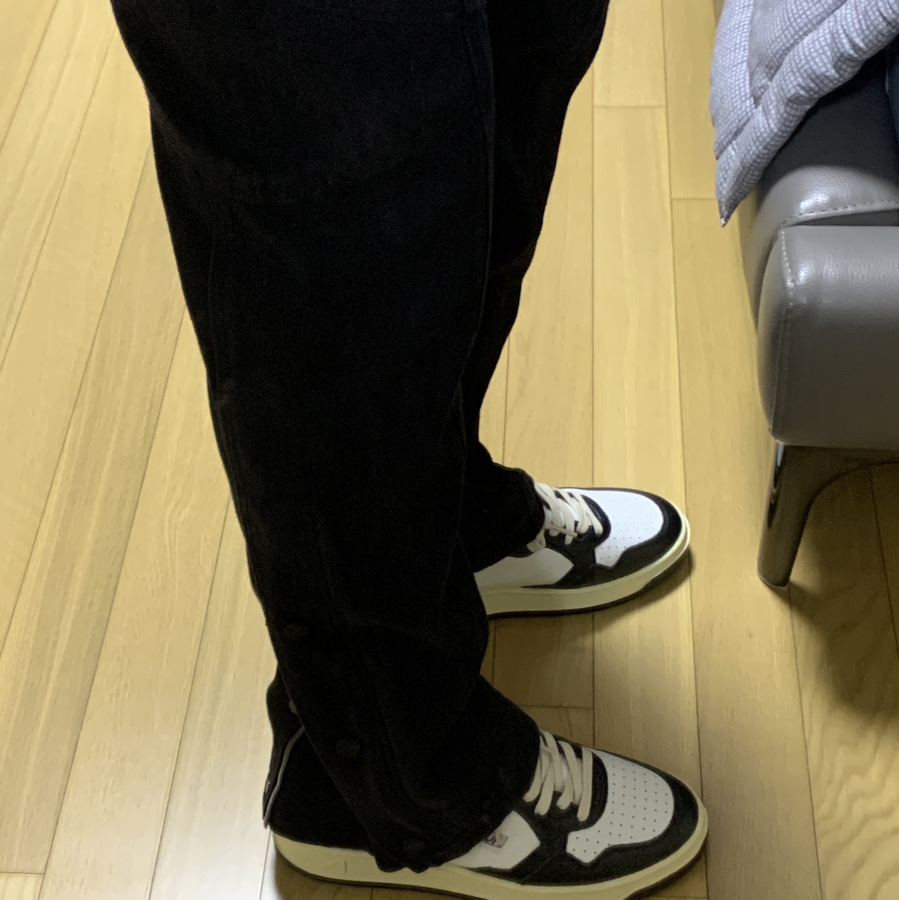 Autry Medalist Low Leather Sneakers Black White 착용 스타일 - 1