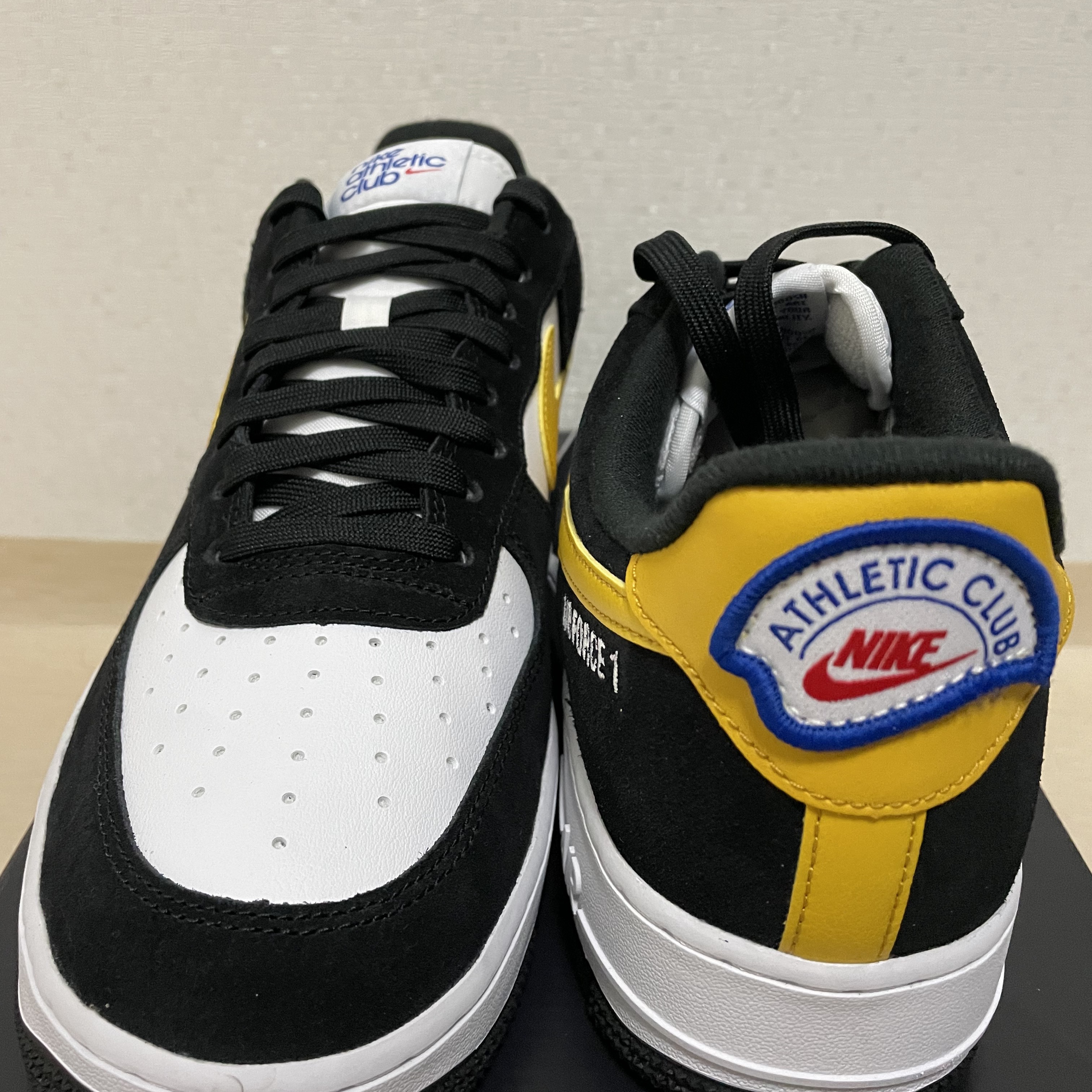 Nike Air Force 1 '07 LV8 Athletic Club Black Dark Sulfur 착용 스타일 - 3