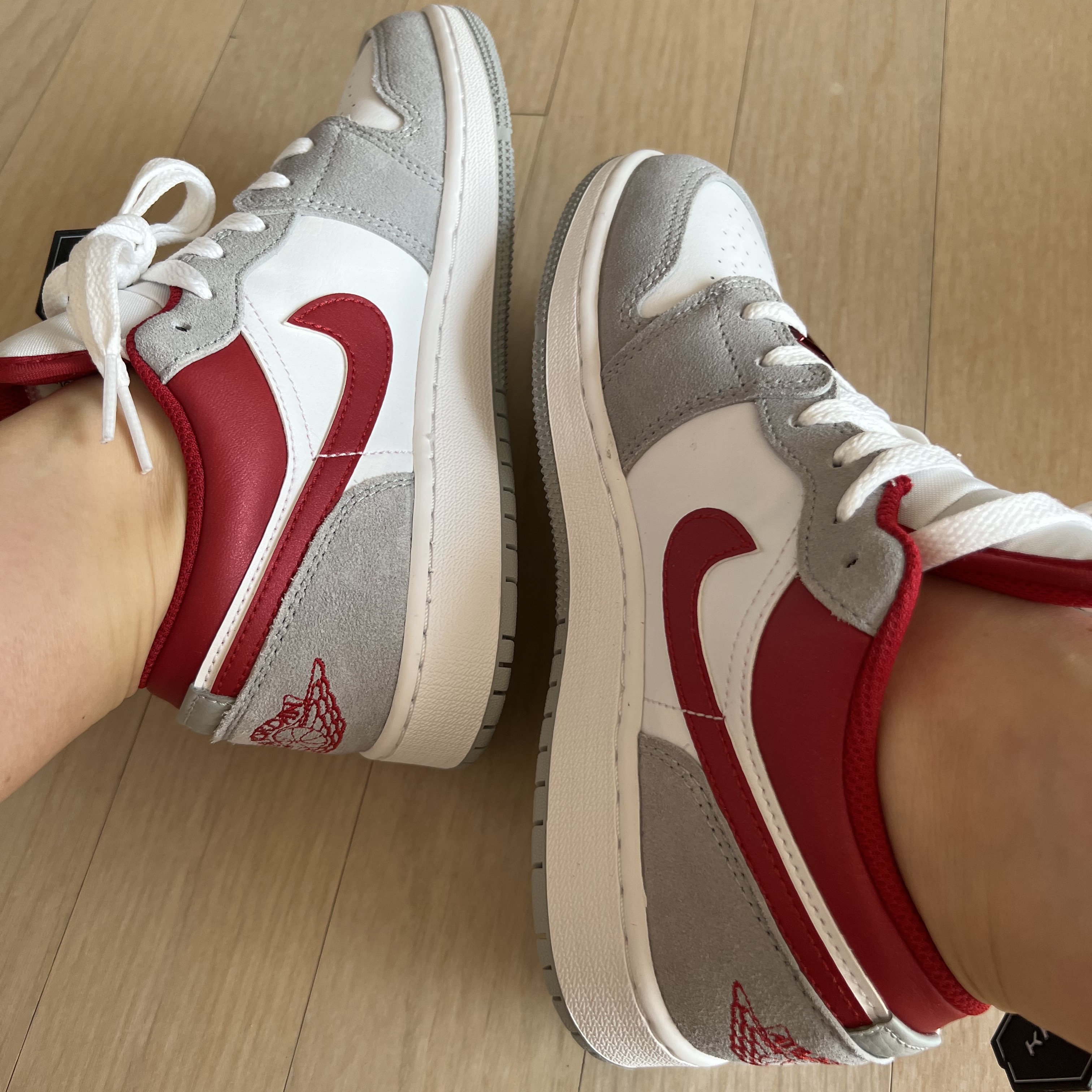 Jordan 1 Low SE Light Smoke Grey Gym Red 착용 스타일 - 2
