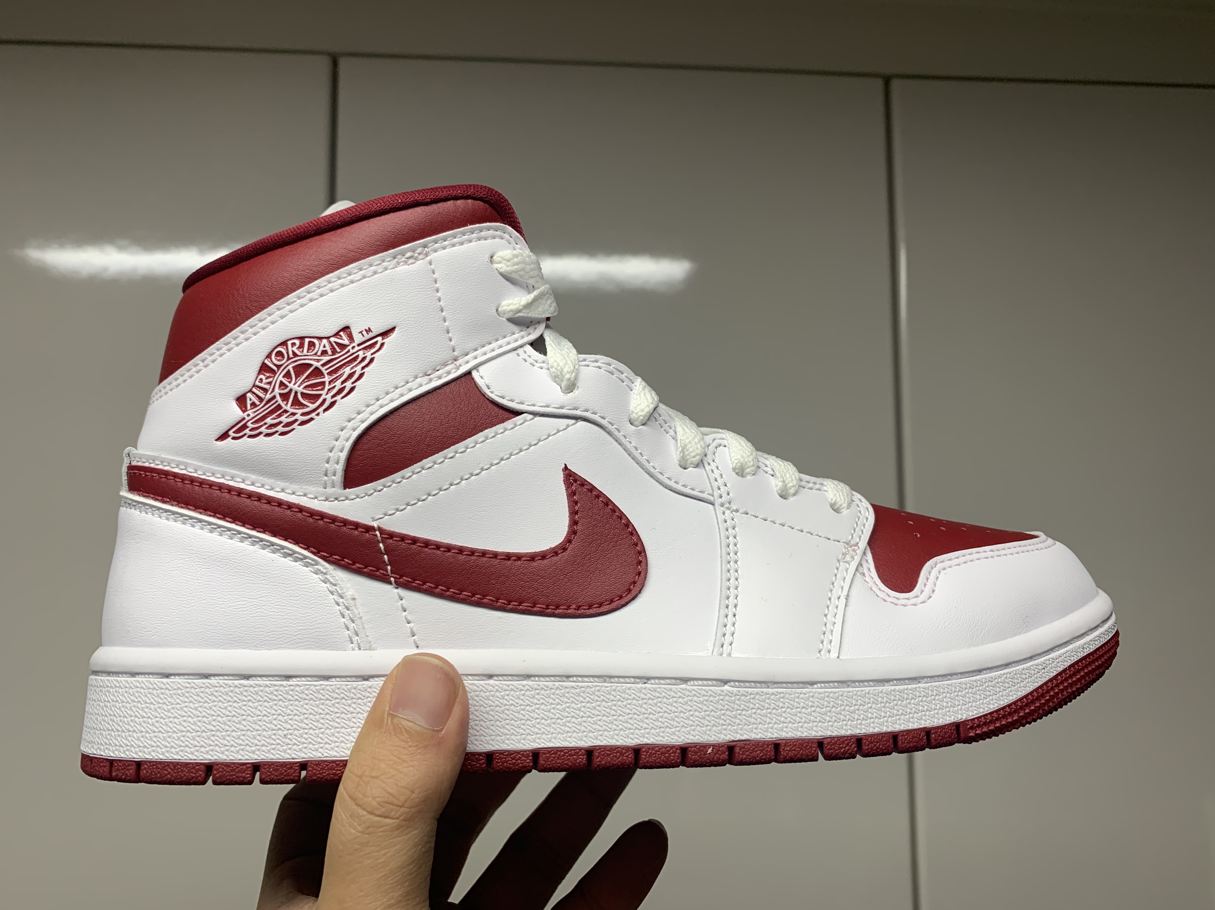 (W) Jordan 1 Mid Championship Red 착용 스타일