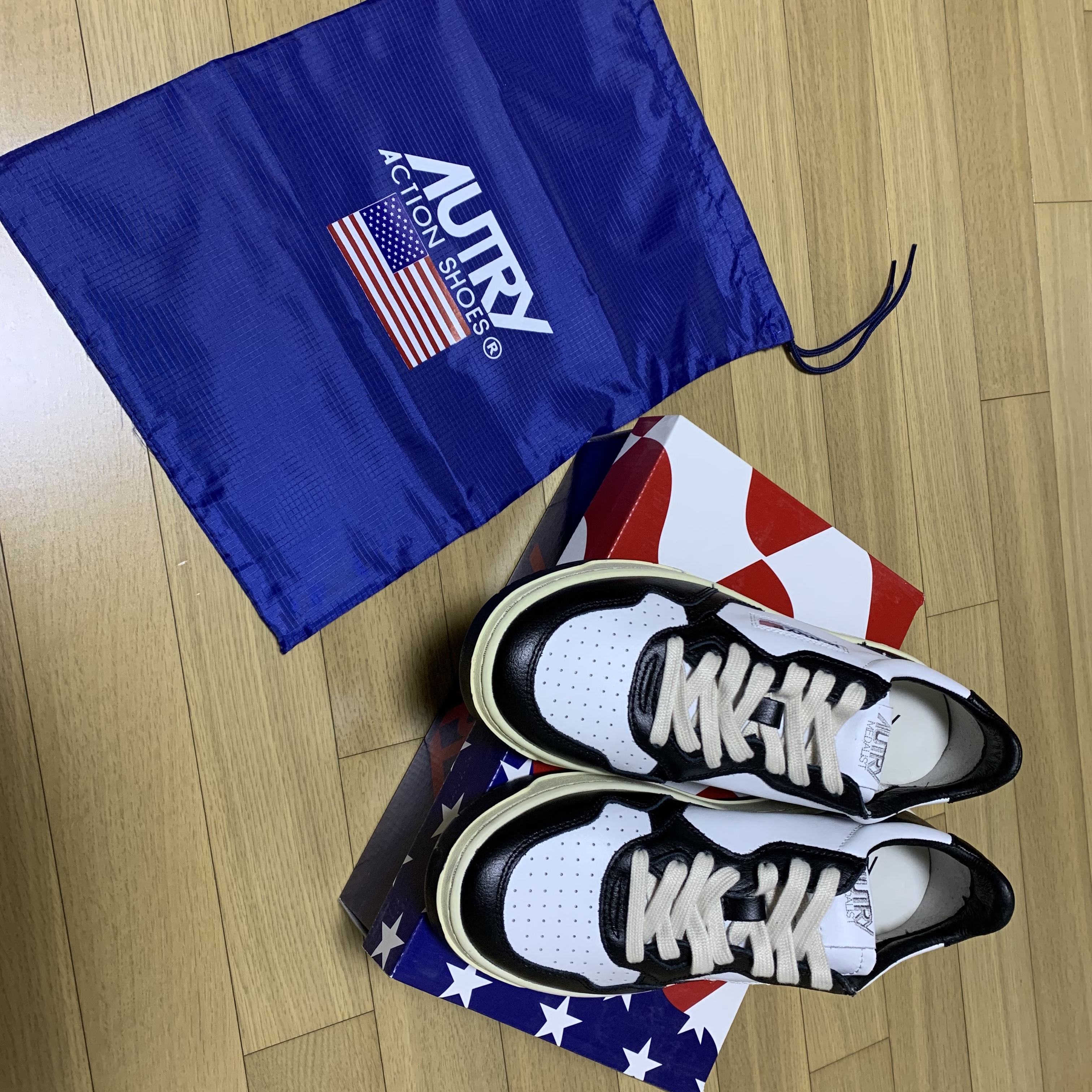 Autry Medalist Low Leather Sneakers Black White 착용 스타일 - 1