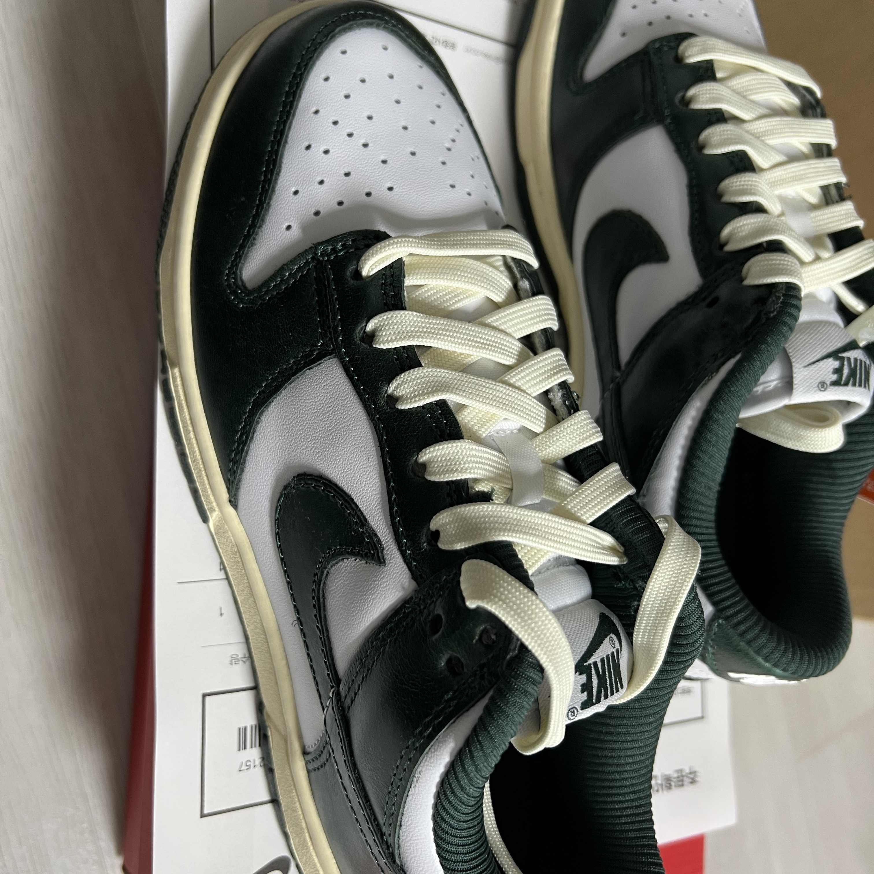 (W) Nike Dunk Low Vintage Green 착용 스타일 - 2