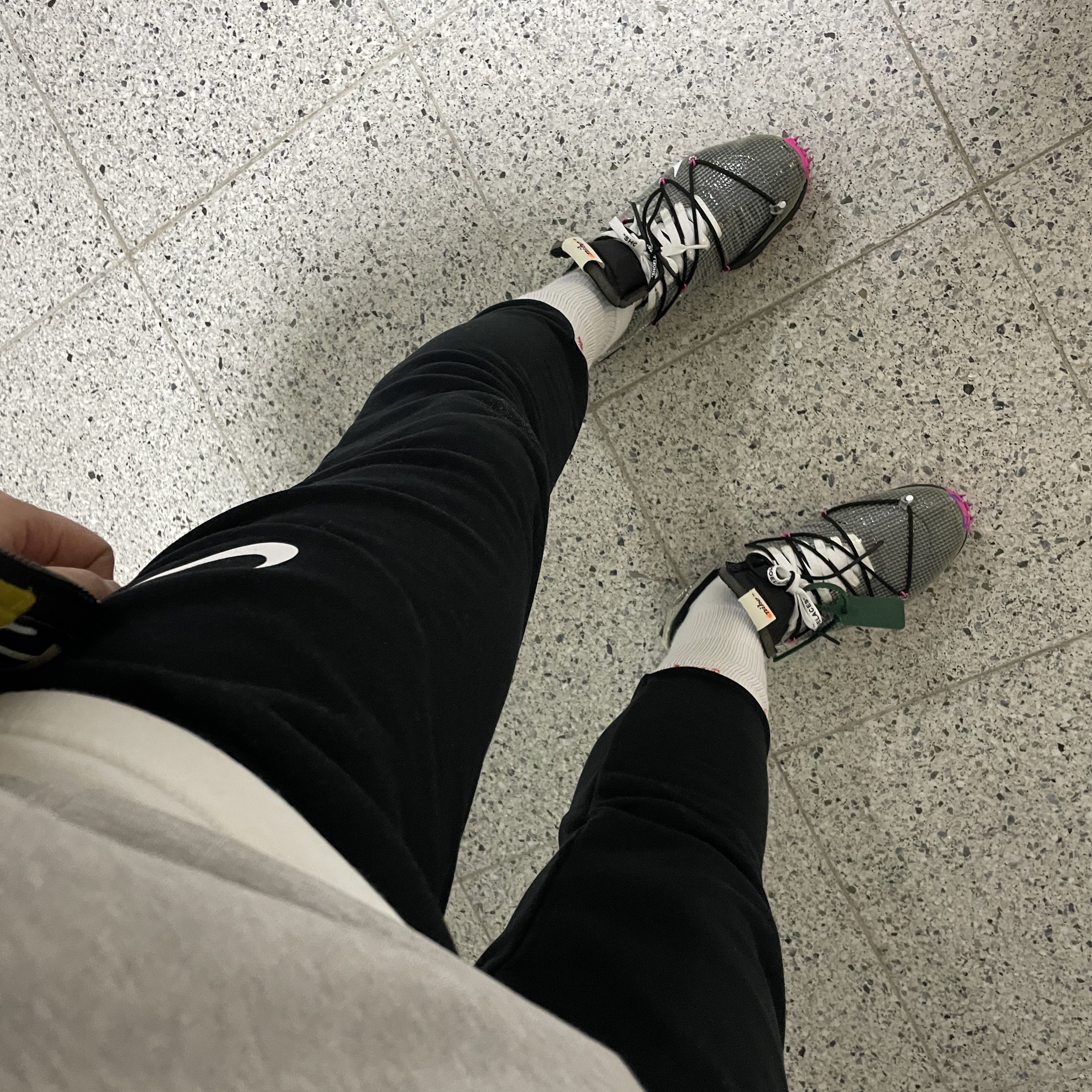 (W) Nike x Off-White Vapor Street Black Laser Fuchsia 착용 스타일