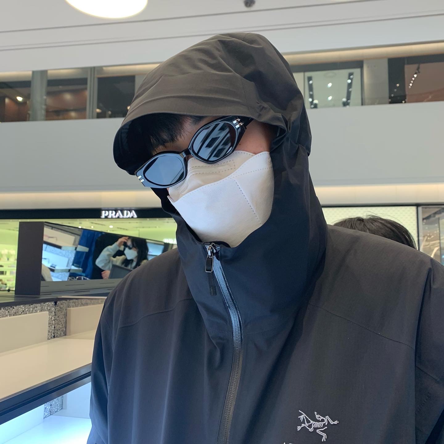 Arc'teryx Zeta SL Jacket Black 착용 스타일