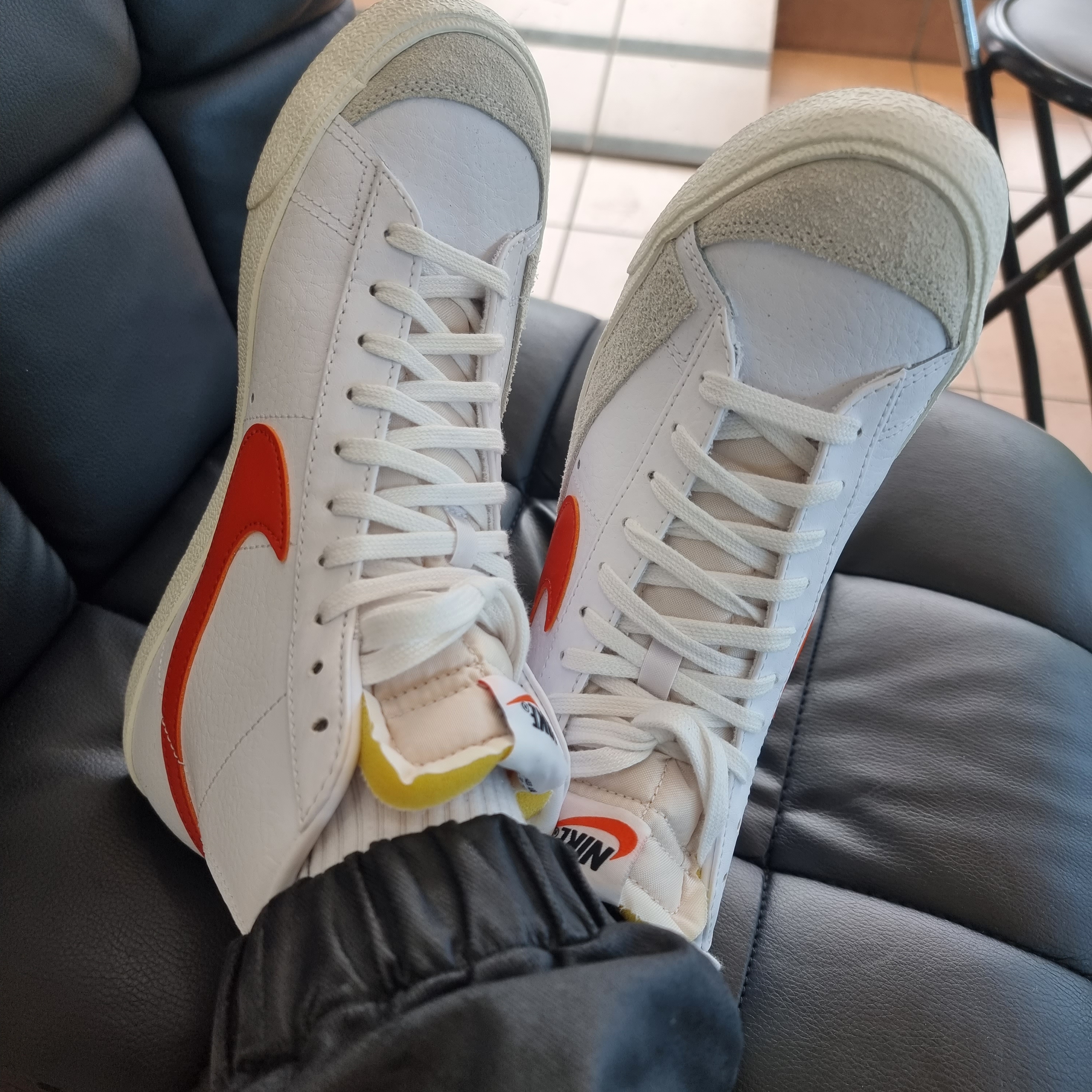 Nike Blazer Mid '77 Vintage White Mantra Orange 착용 스타일 - 1