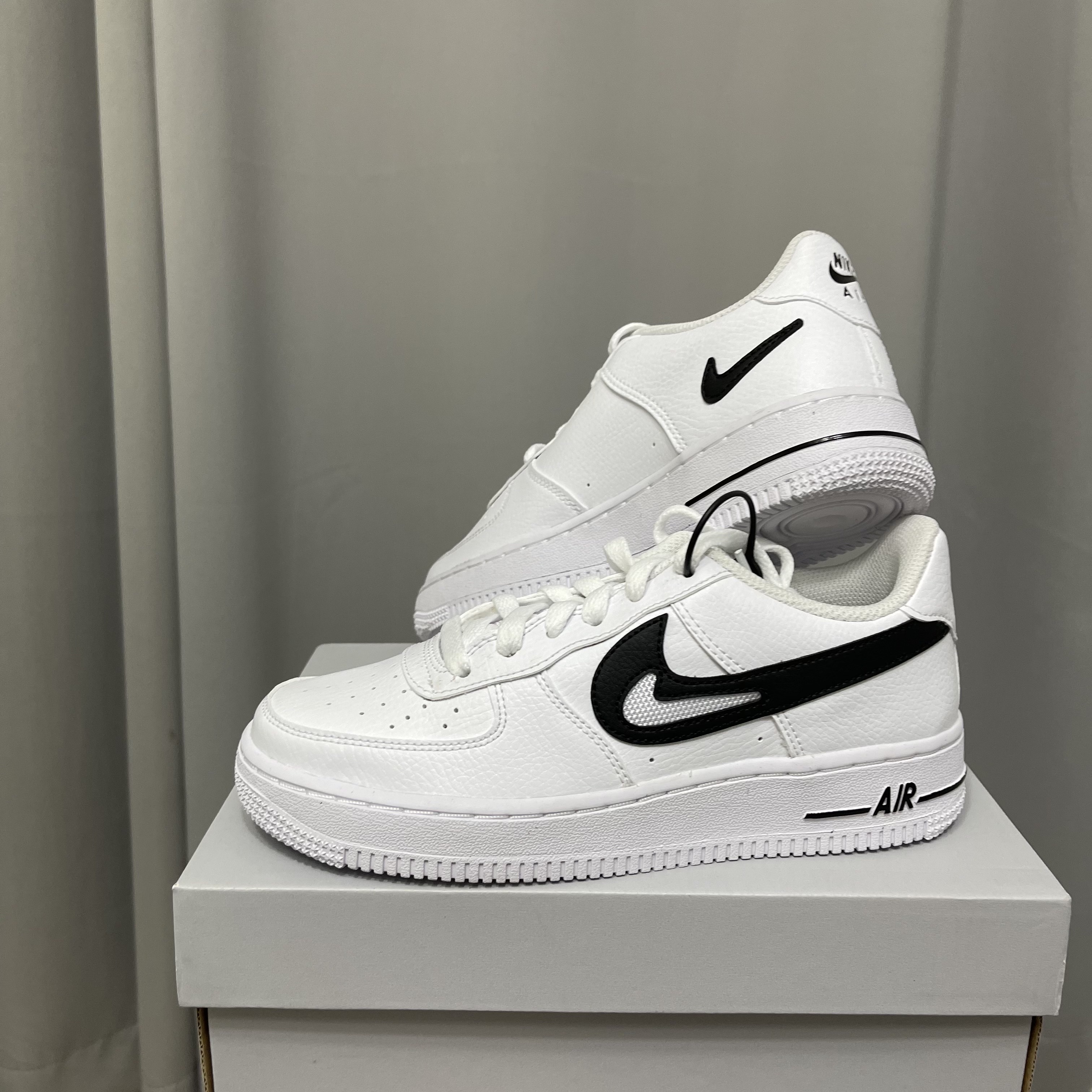 (GS) Nike Air Force 1 Cut Out Swoosh White Black 착용 스타일