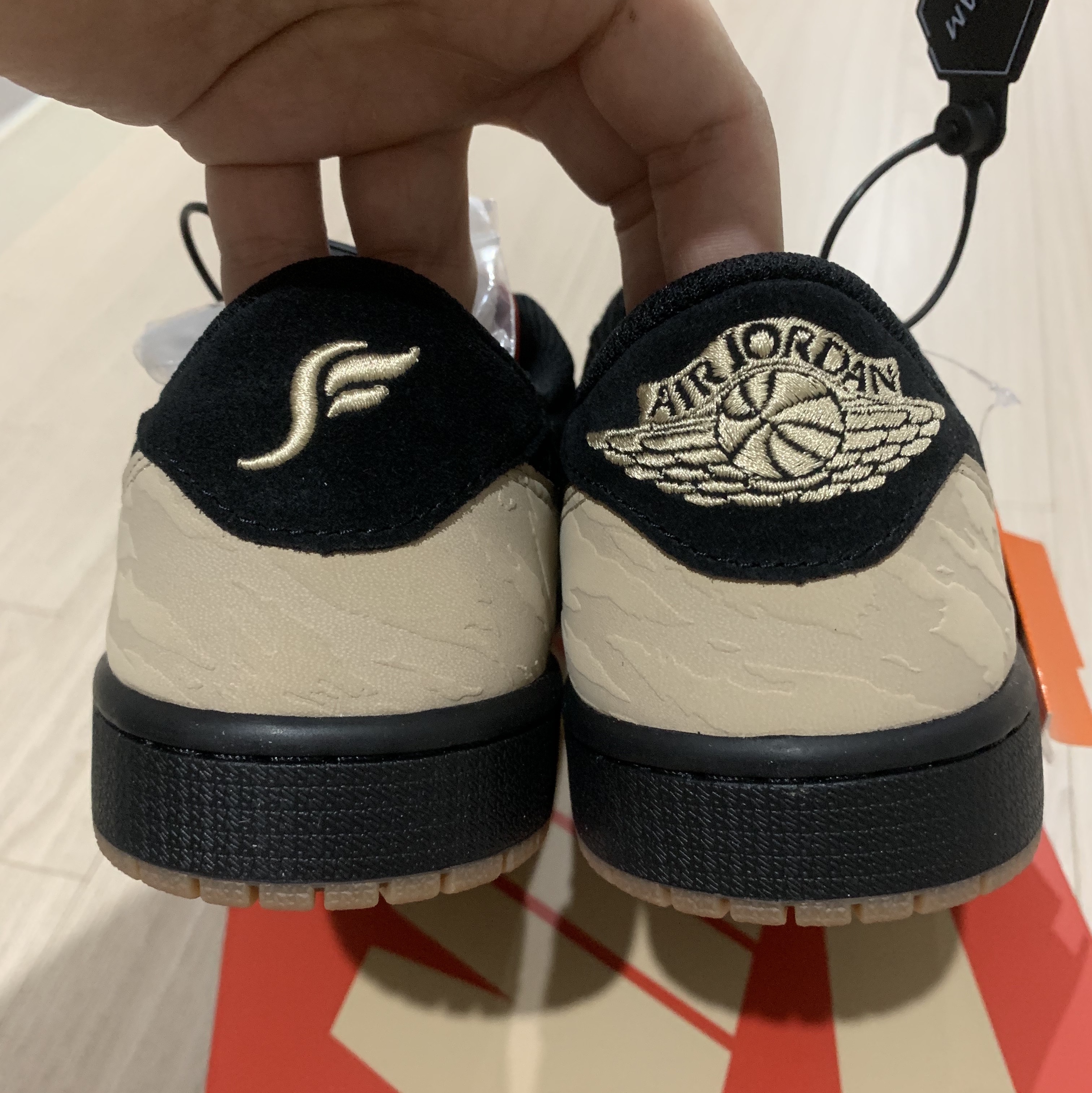 Jordan 1 x SoleFly Retro Low OG SP Black and Sport Red 착용 스타일 - 5