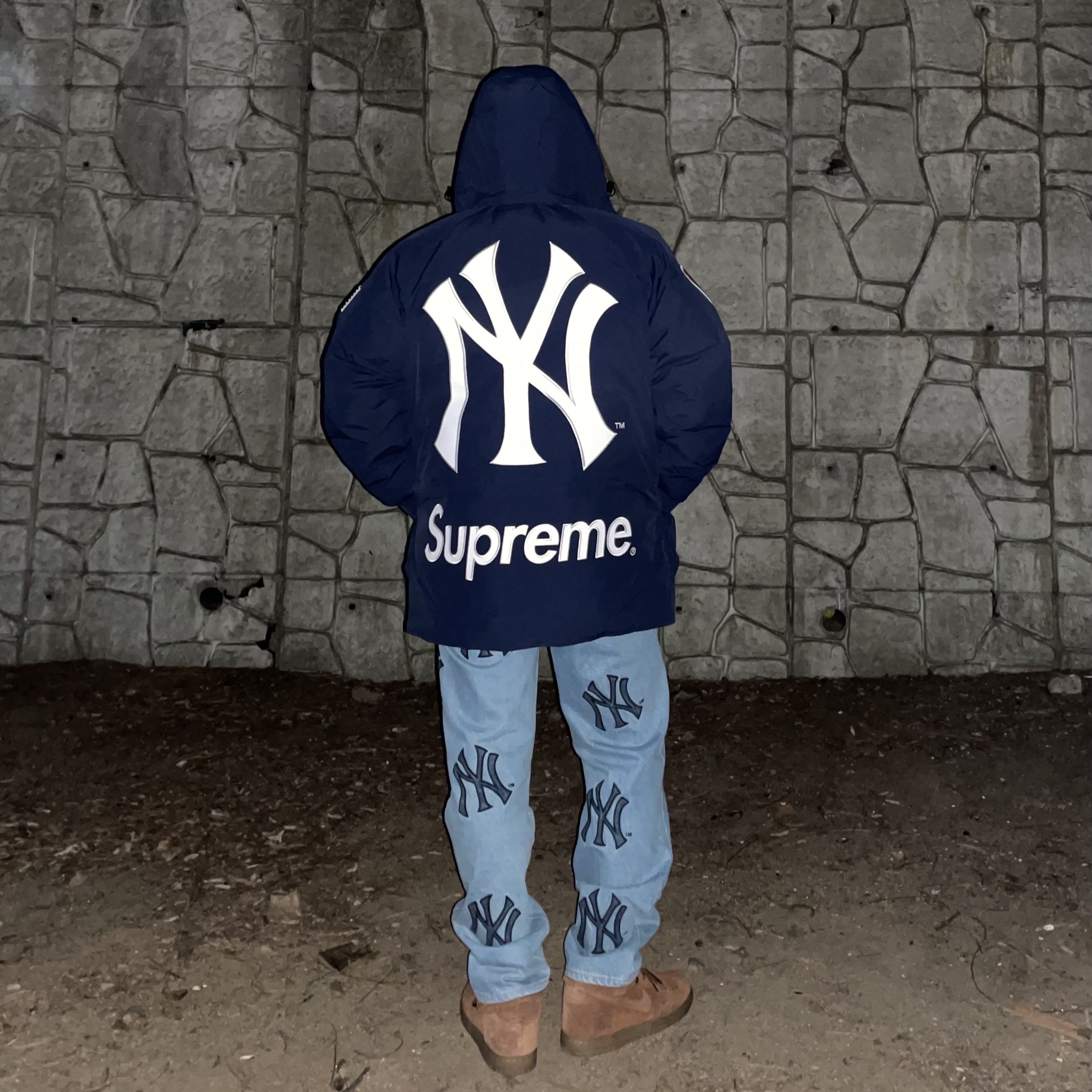 Supreme x New York Yankees Gore-Tex 700-Fill Down Jacket Navy - 21FW, Supreme x New York Yankees Regular Jean Washed Blue - 21FW 착용 스타일 - 4