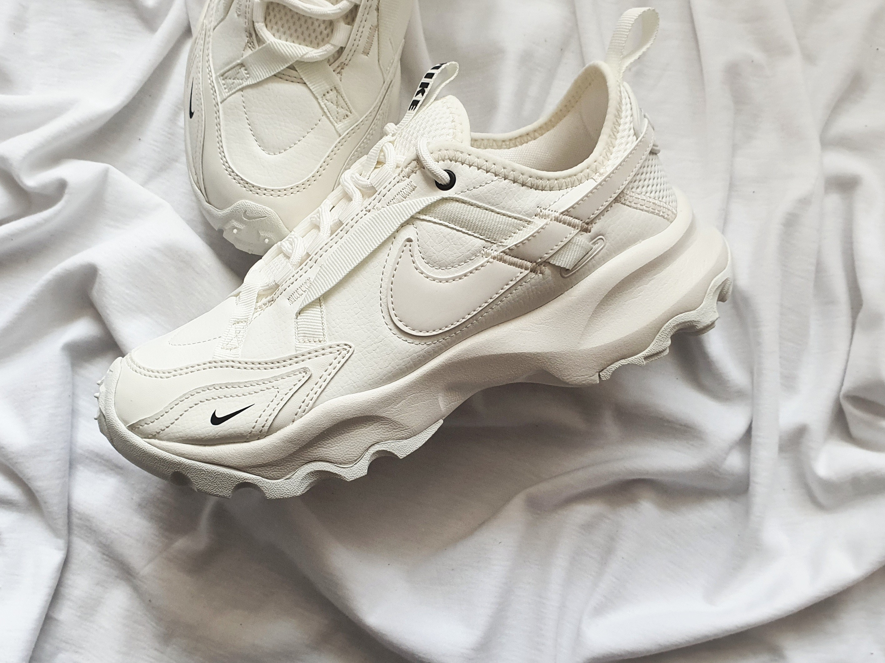 (W) Nike TC 7900 Summit White 착용 스타일 - 3