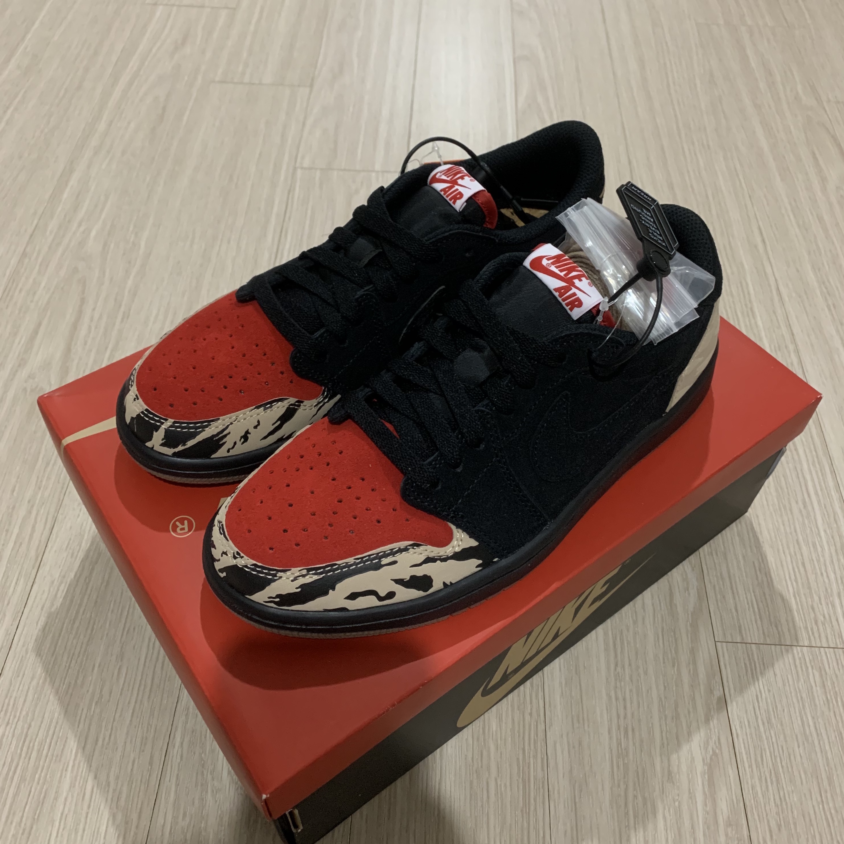 Jordan 1 x SoleFly Retro Low OG SP Black and Sport Red 착용 스타일 - 1