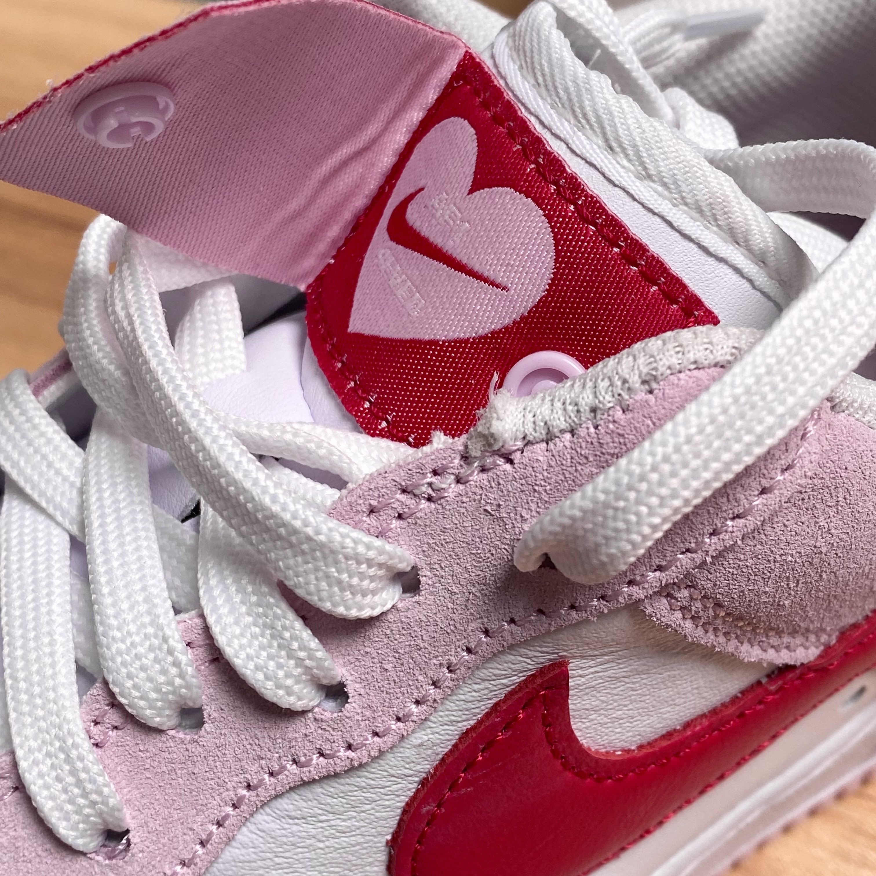 Nike Air Force 1 '07 QS Valentine's Day 착용 스타일 - 2