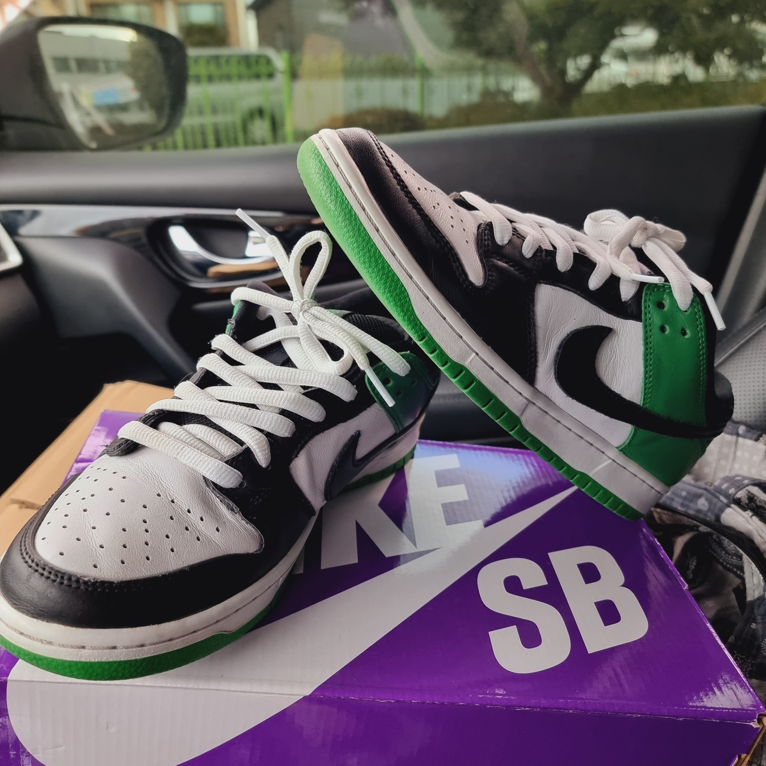 Nike SB Dunk Low Pro Black and Classic Green 착용 스타일 - 1