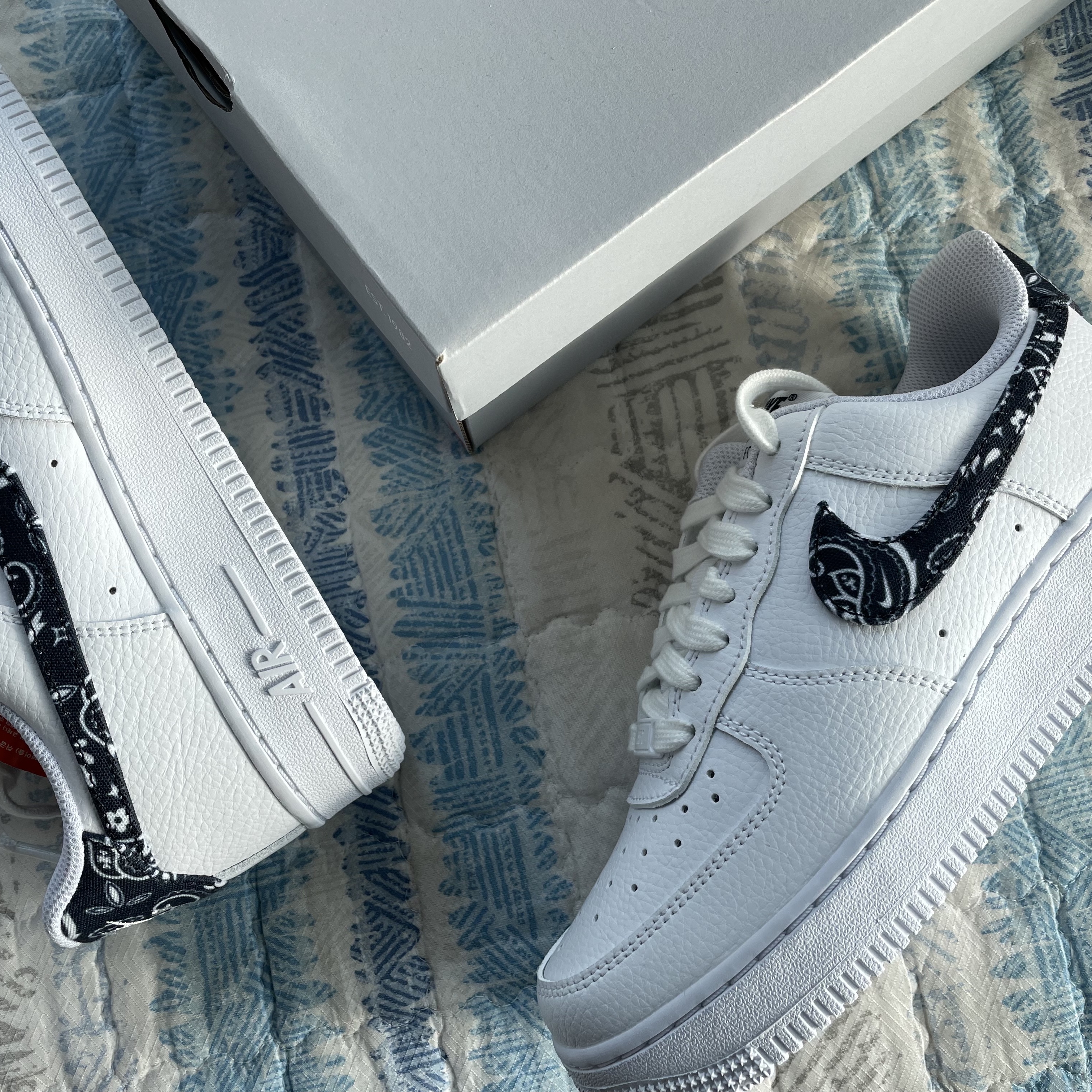 (W) Nike Air Force 1 '07 Essential Paisley Swoosh White Black, (W) Nike Air Force 1 '07 Essential Paisley Swoosh White Malachite 착용 스타일 - 5