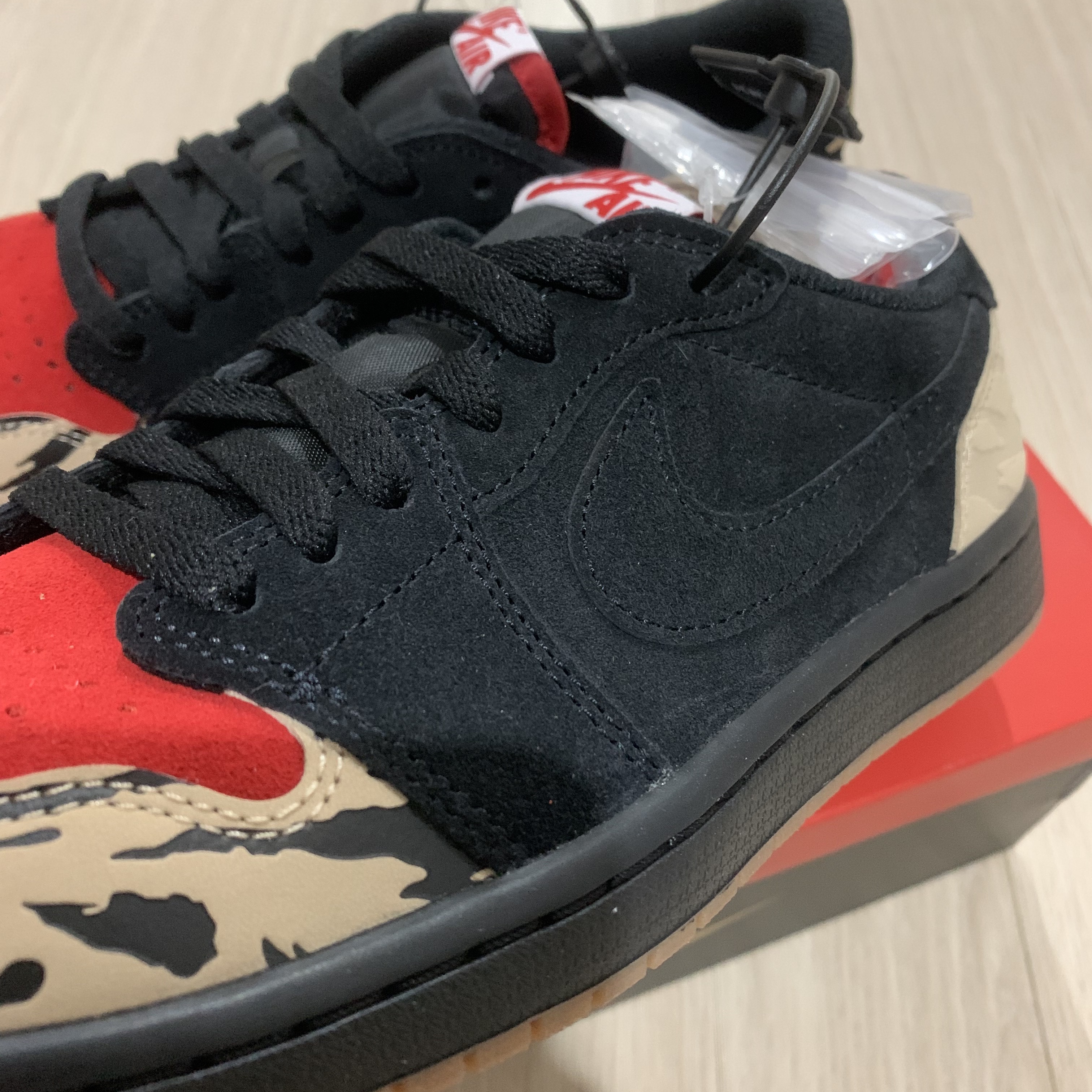 Jordan 1 x SoleFly Retro Low OG SP Black and Sport Red 착용 스타일 - 2
