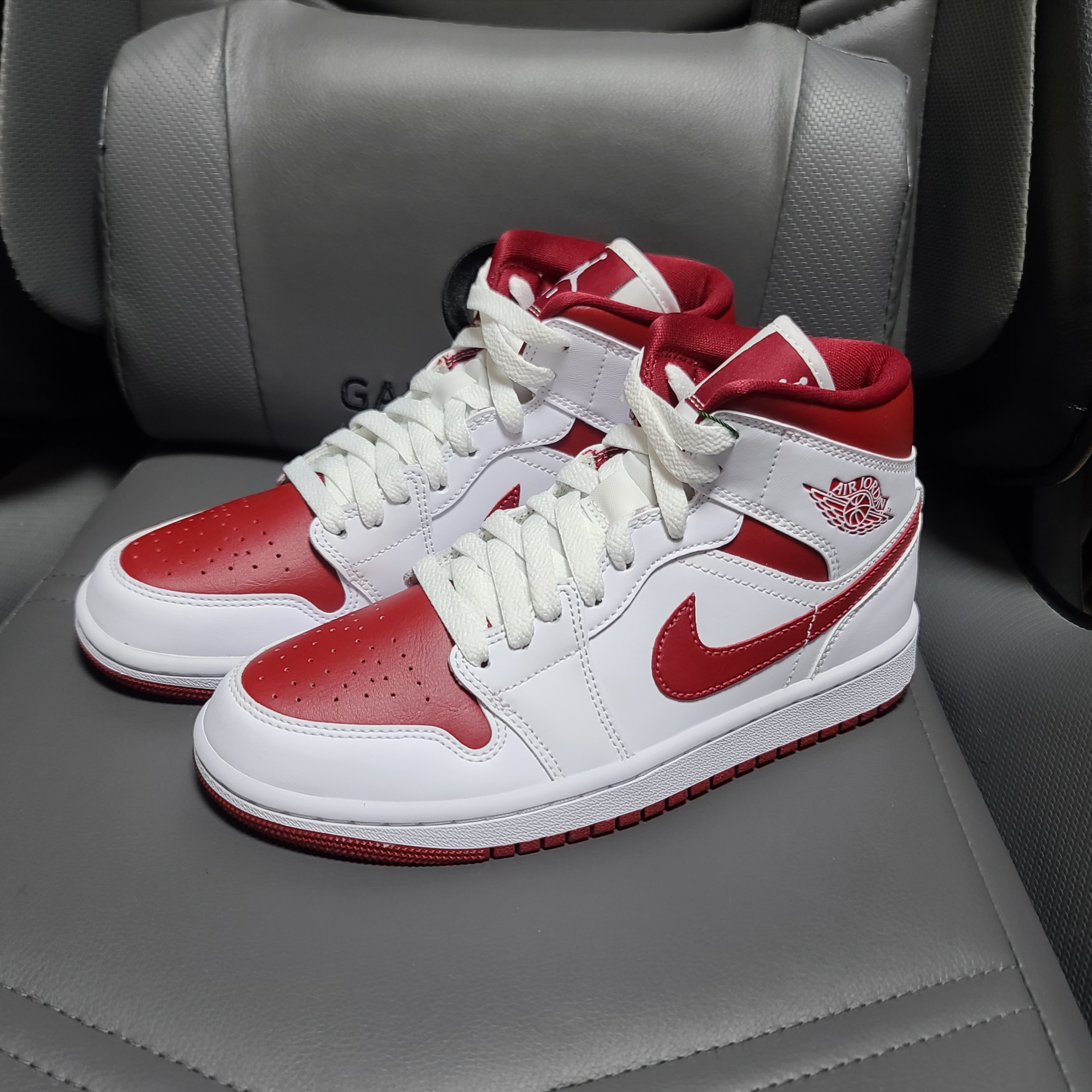 (W) Jordan 1 Mid Championship Red 착용 스타일