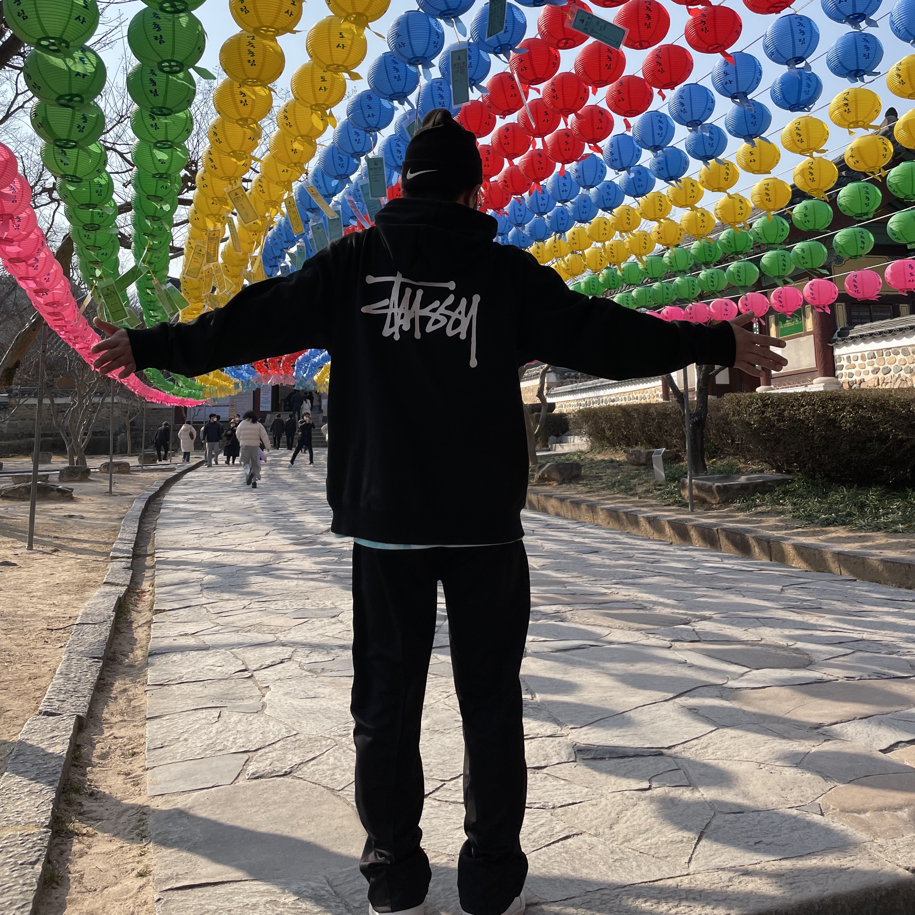 Jordan 1 x A Ma Maniere Retro High OG SP Sail and Burgundy, IAB Studio Track Pants Black 착용 스타일