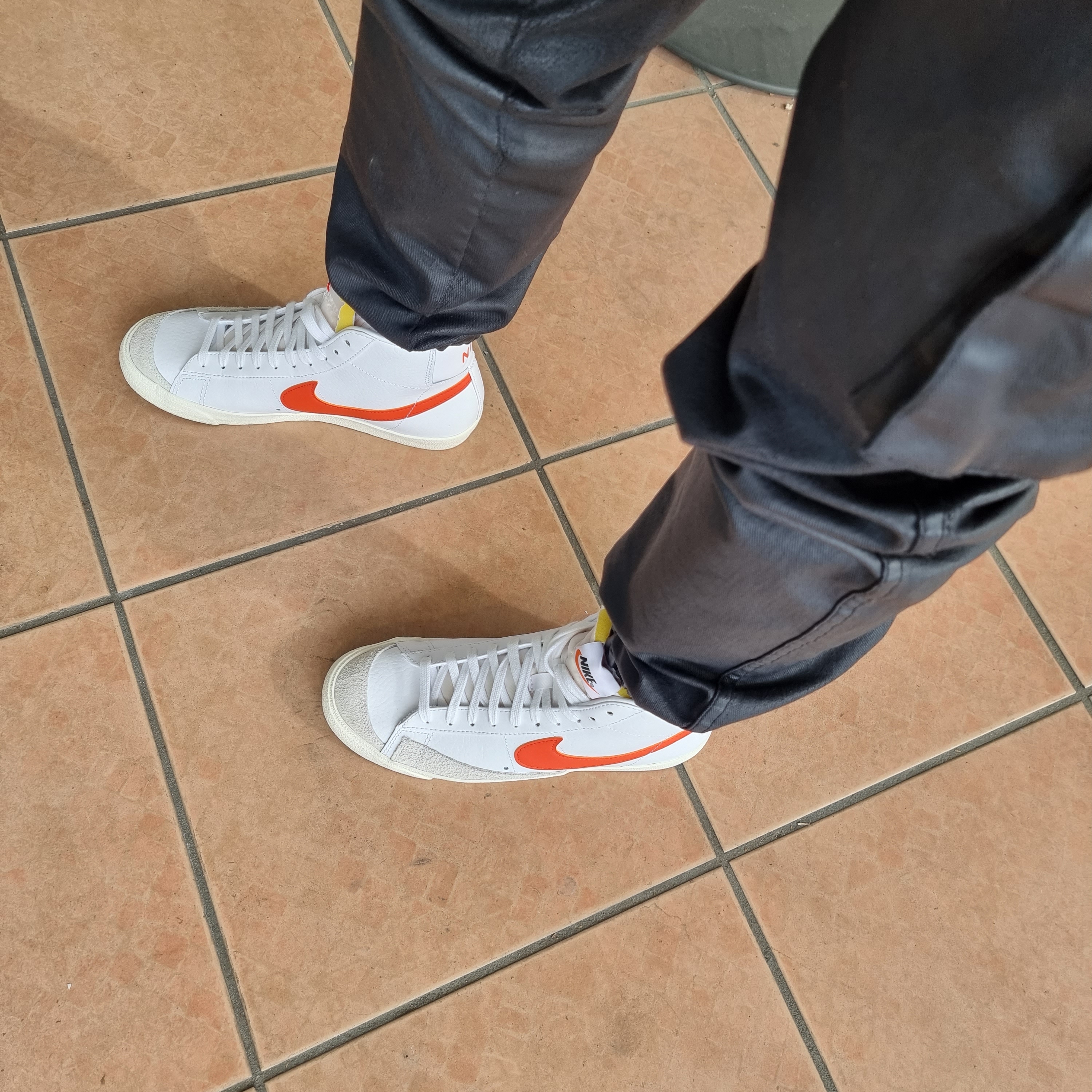 Nike Blazer Mid '77 Vintage White Mantra Orange 착용 스타일 - 2