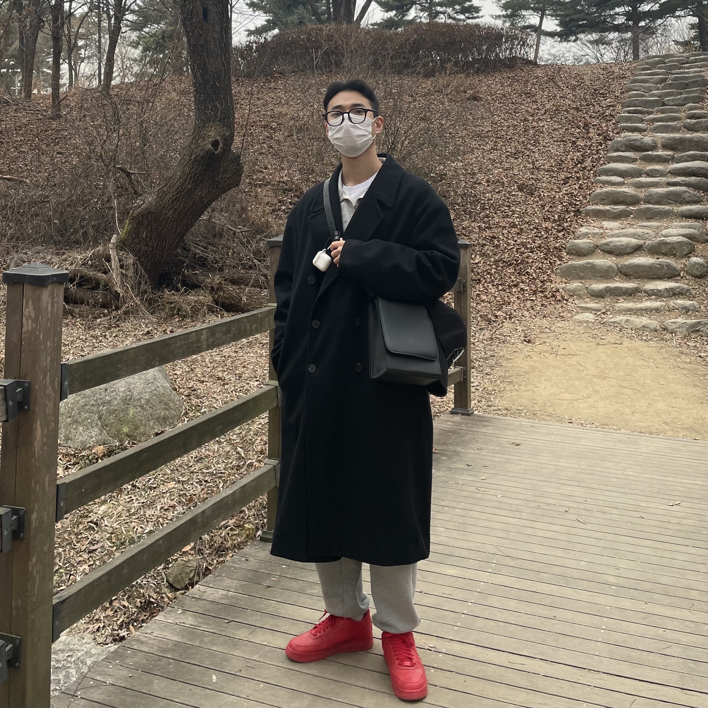 Nike Air Force 1 '07 LV8 Low 1 Triple Red 착용 스타일 - 1