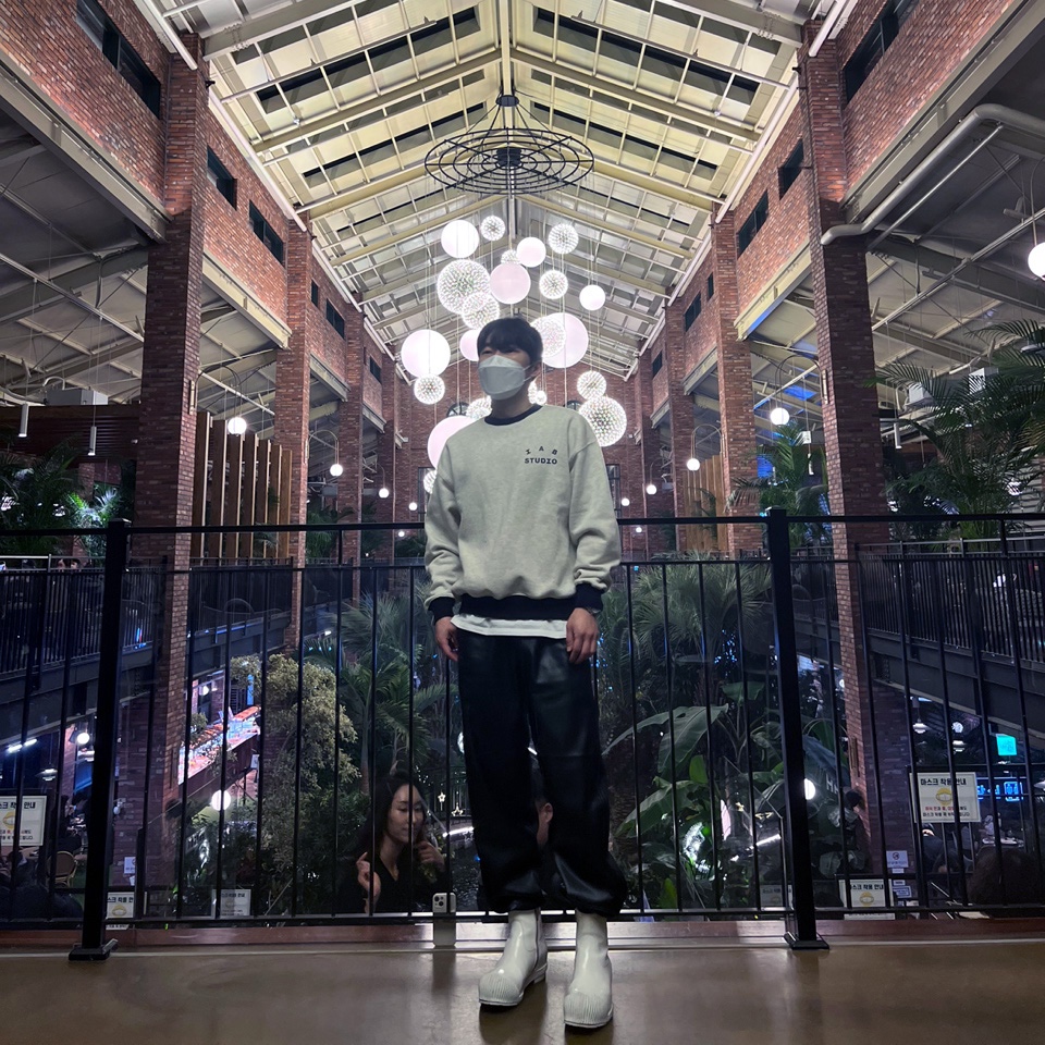 IAB Studio Sweatshirt Oatmeal Navy 착용 스타일
