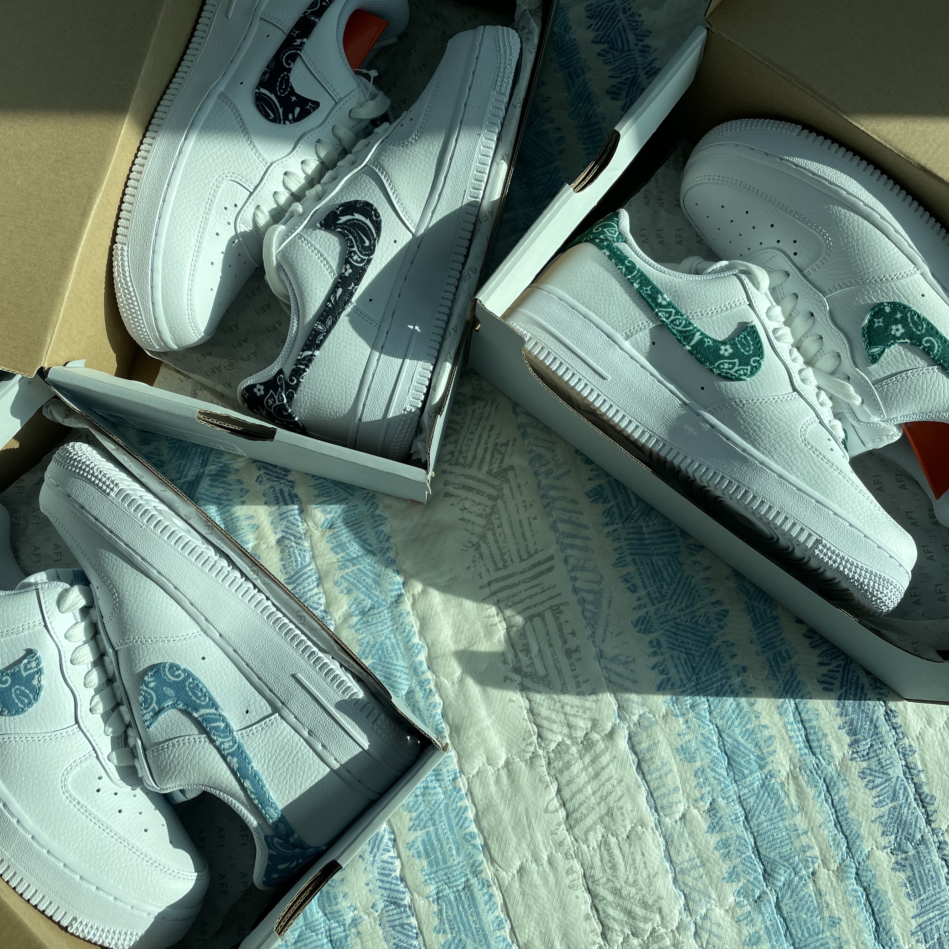 (W) Nike Air Force 1 '07 Essential Paisley Swoosh White Black, (W) Nike Air Force 1 '07 Essential Paisley Swoosh White Malachite 착용 스타일 - 2