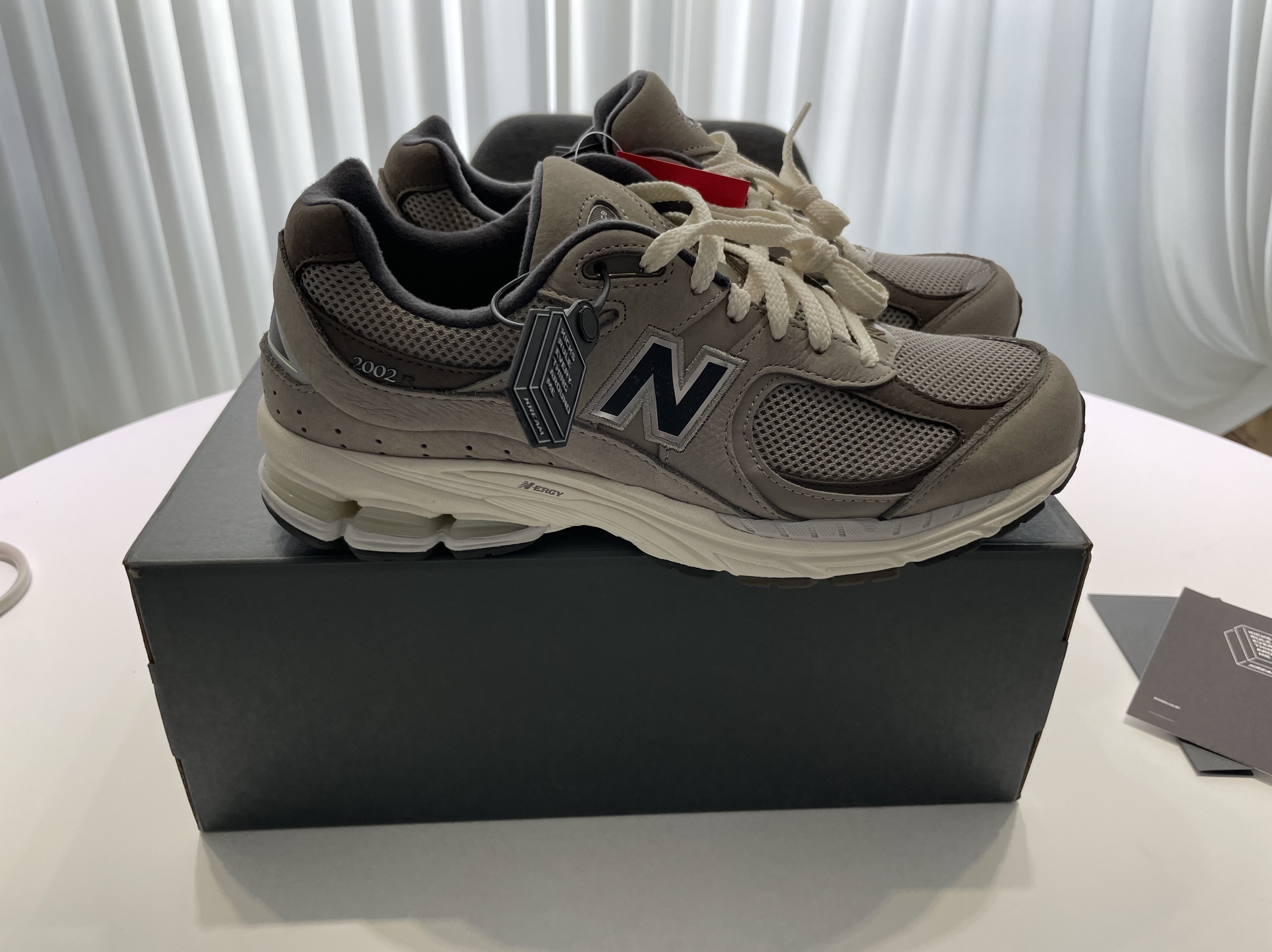 New Balance 2002 Warm Alpaca 착용 스타일