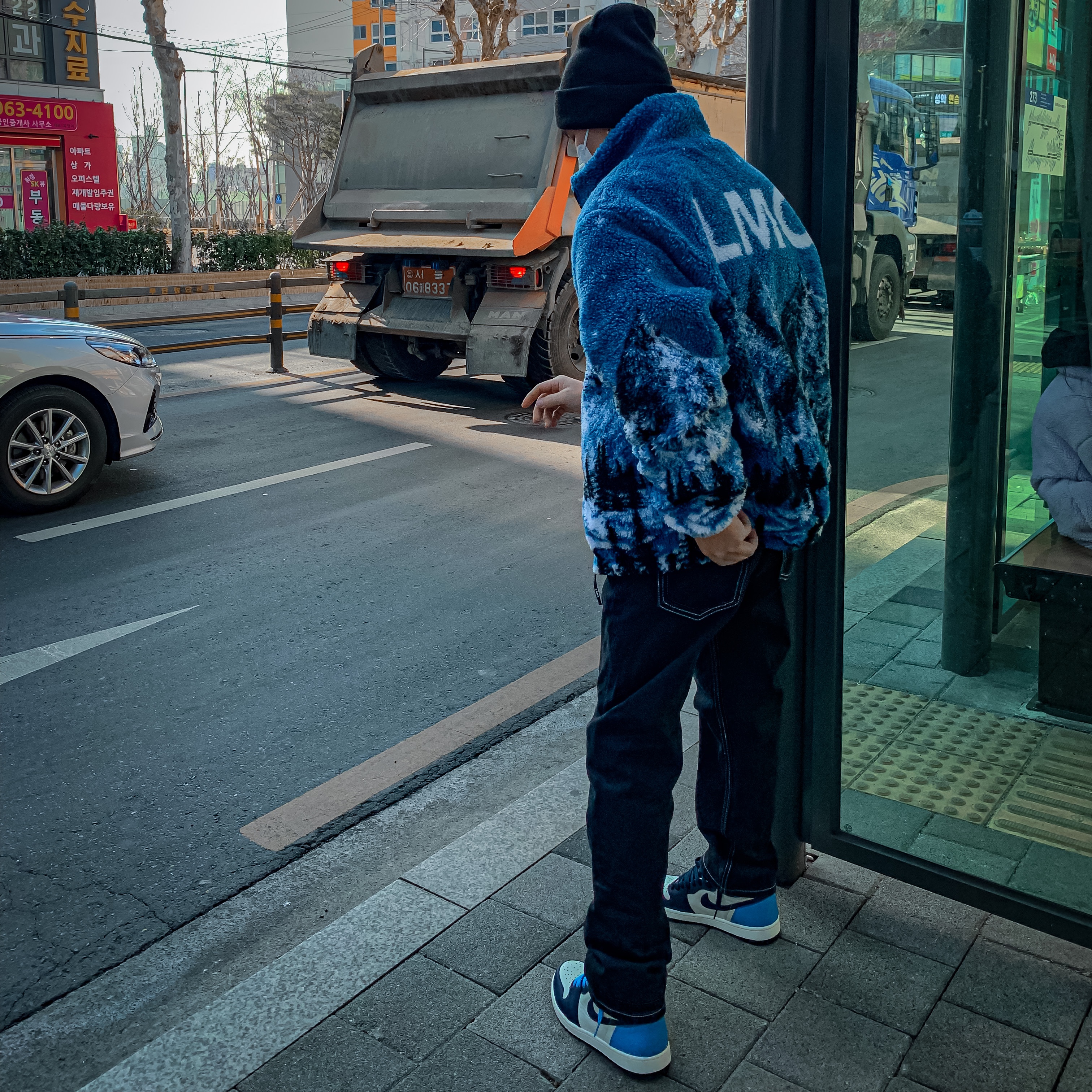 Jordan 1 Retro High Obsidian UNC 착용 스타일 - 3