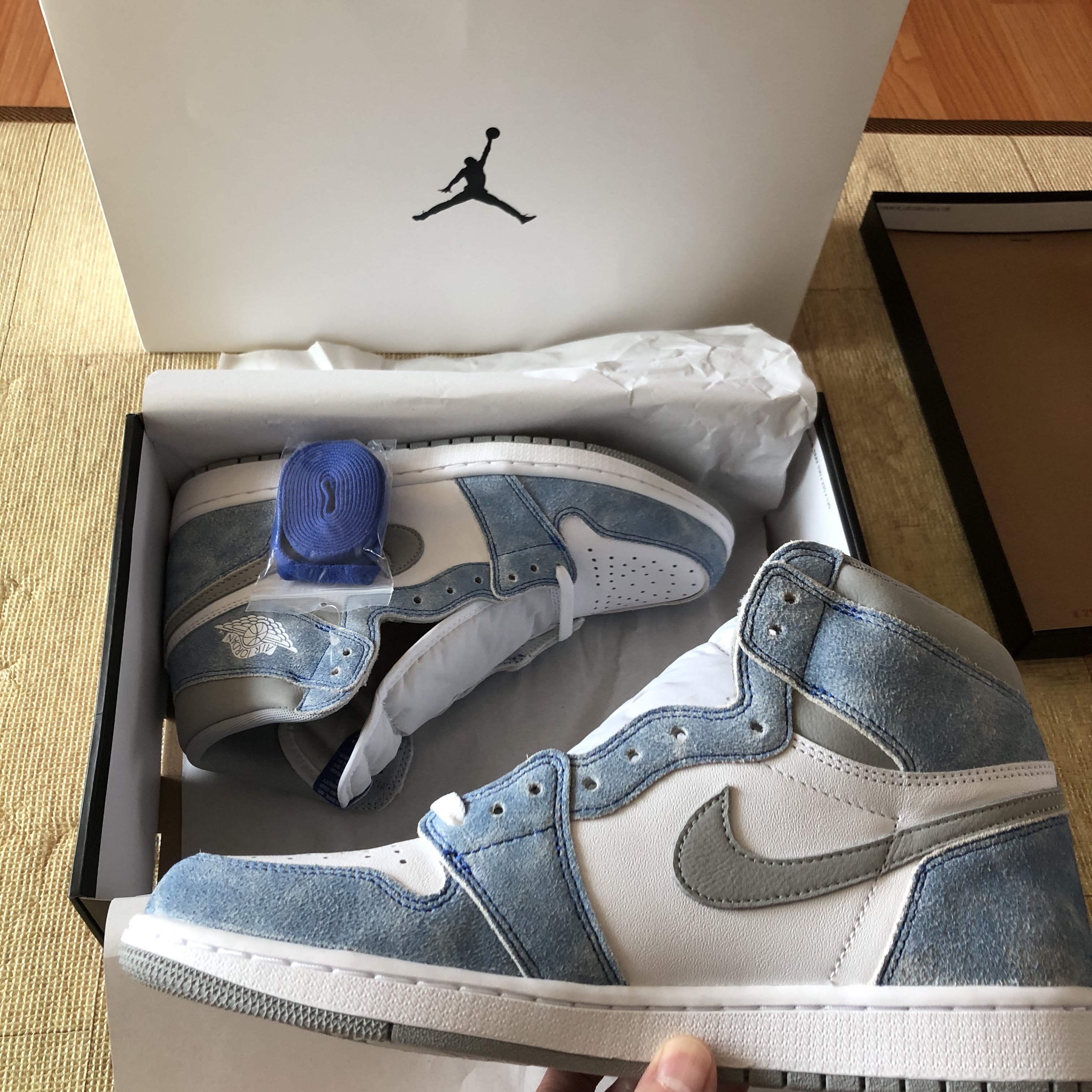 Jordan 1 Retro High OG Hyper Royal 착용 스타일