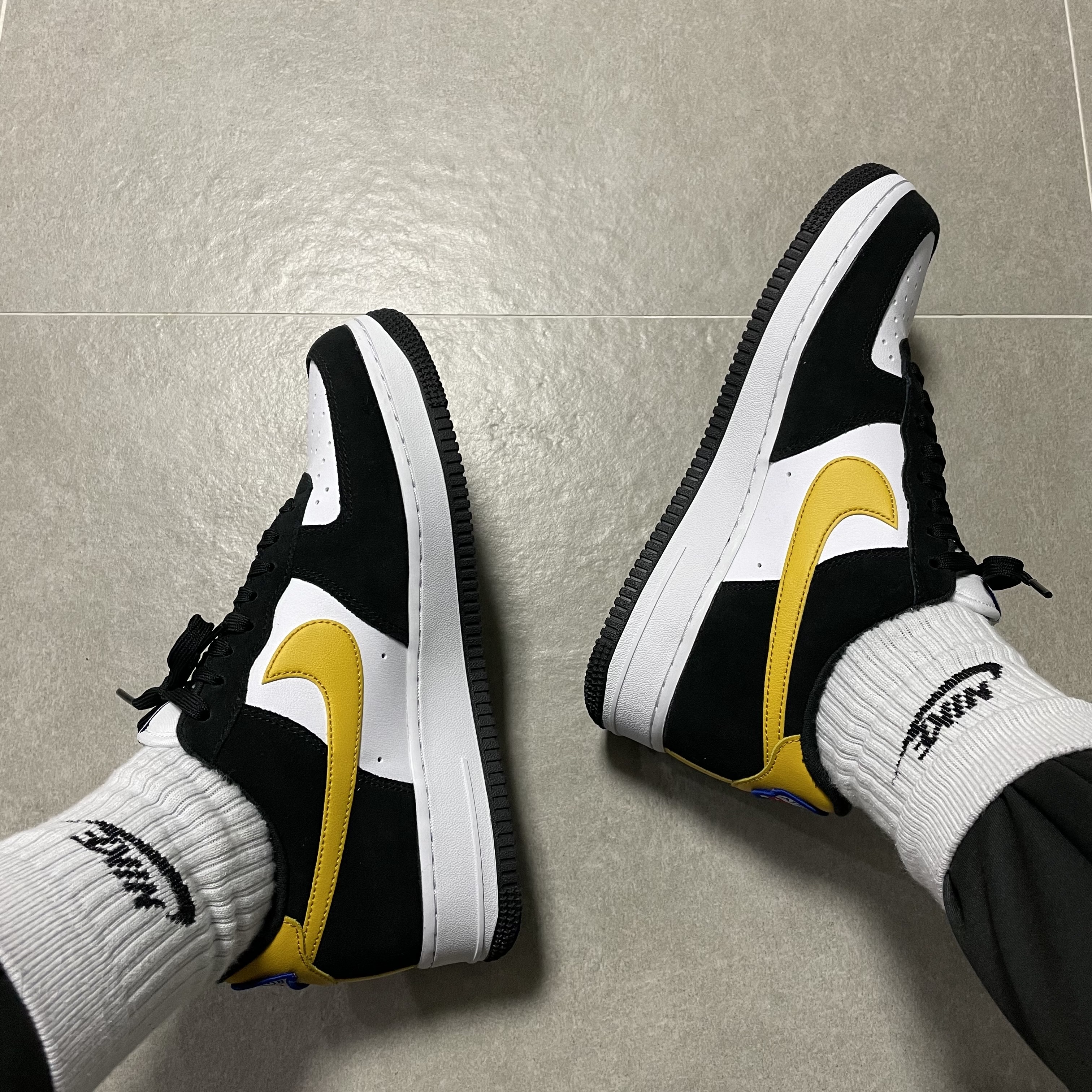 Nike Air Force 1 '07 LV8 Athletic Club Black Dark Sulfur 착용 스타일