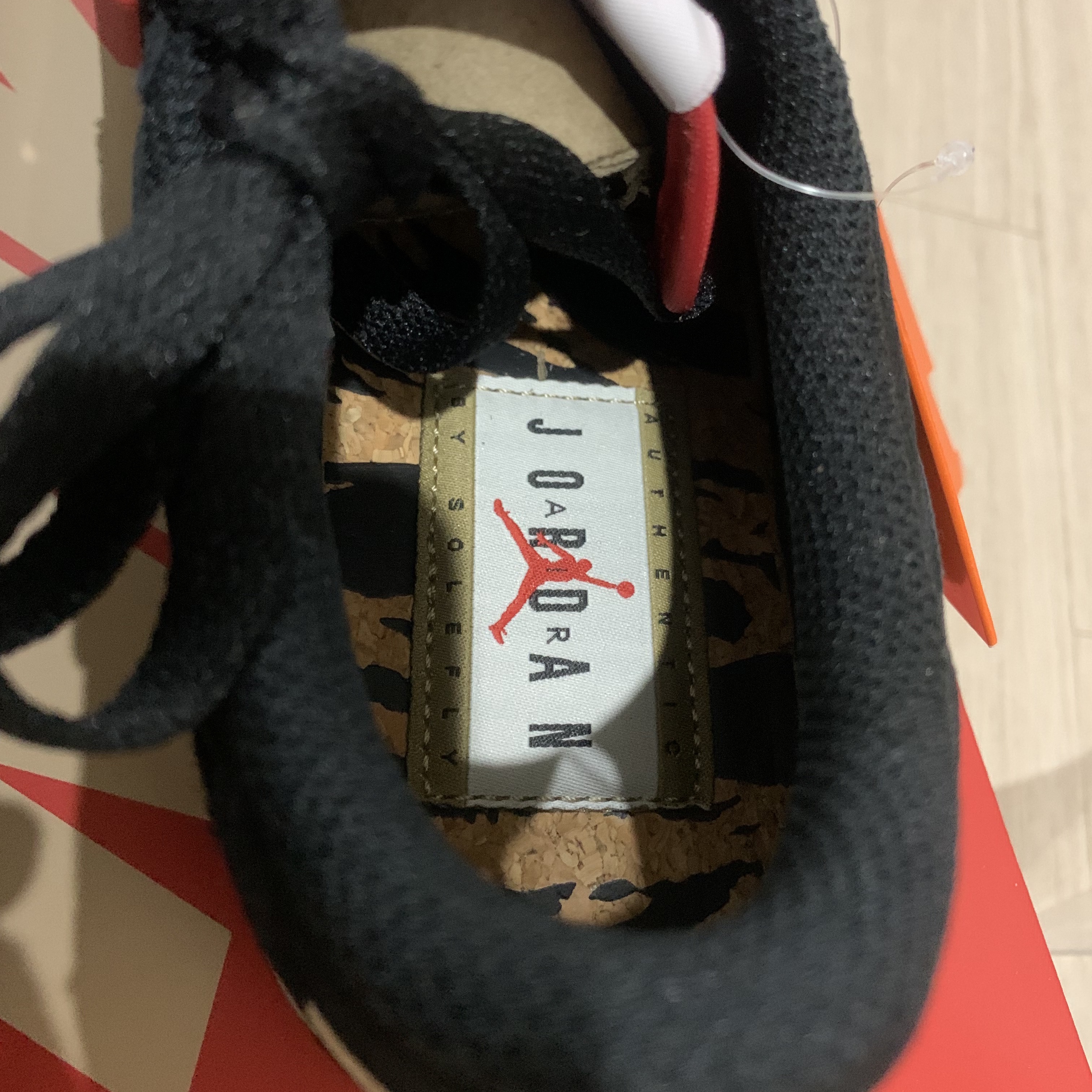 Jordan 1 x SoleFly Retro Low OG SP Black and Sport Red 착용 스타일 - 4