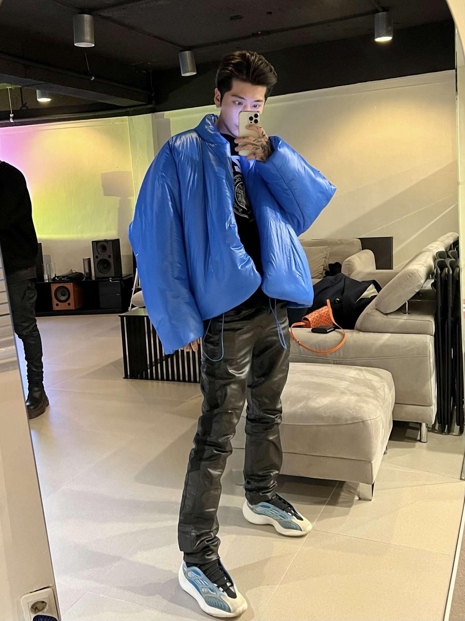 Yeezy Gap Round Jacket Blue, Adidas Yeezy 700 V3 Arzareth 착용 스타일