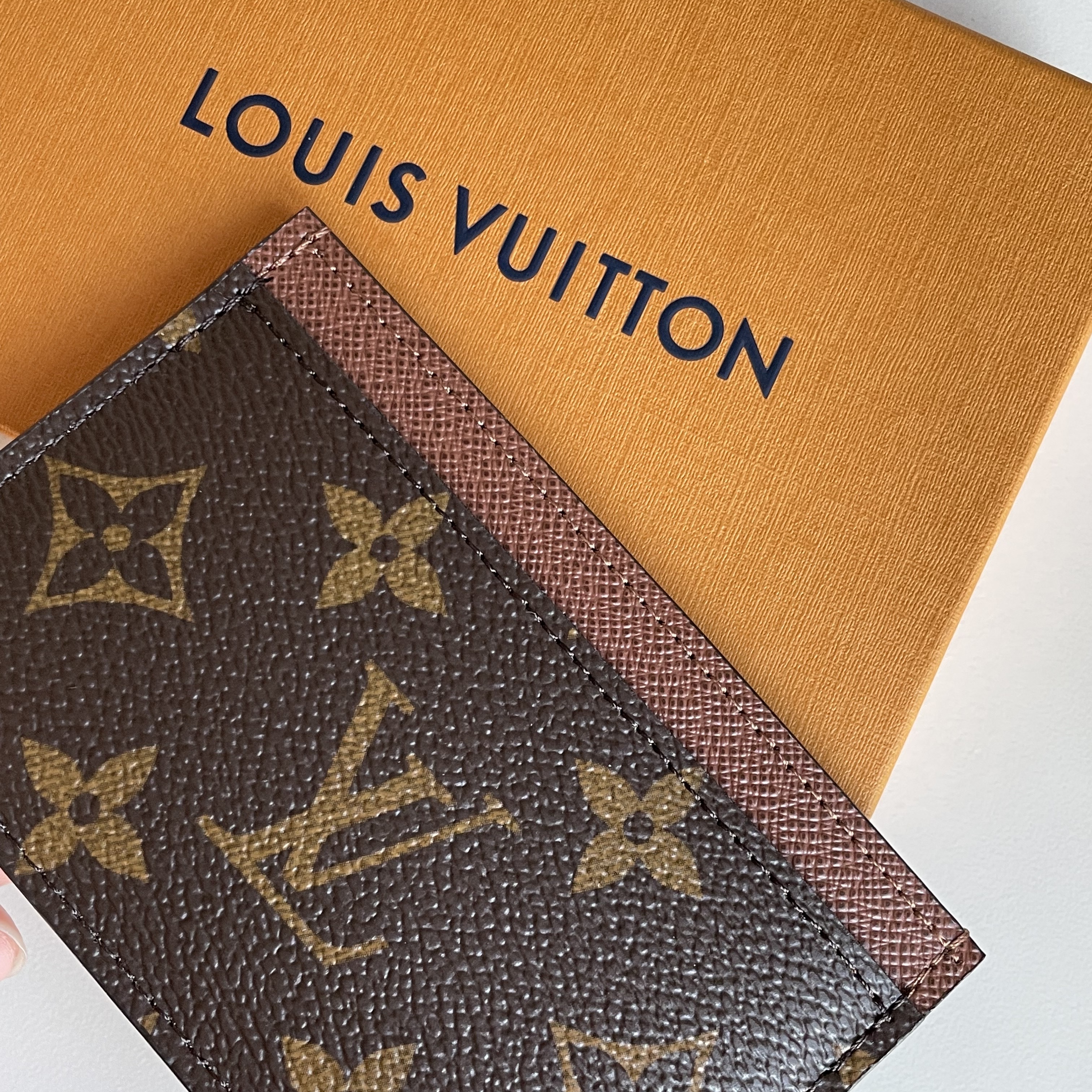 Louis Vuitton Card Holder Monogram Armagnac 착용 스타일