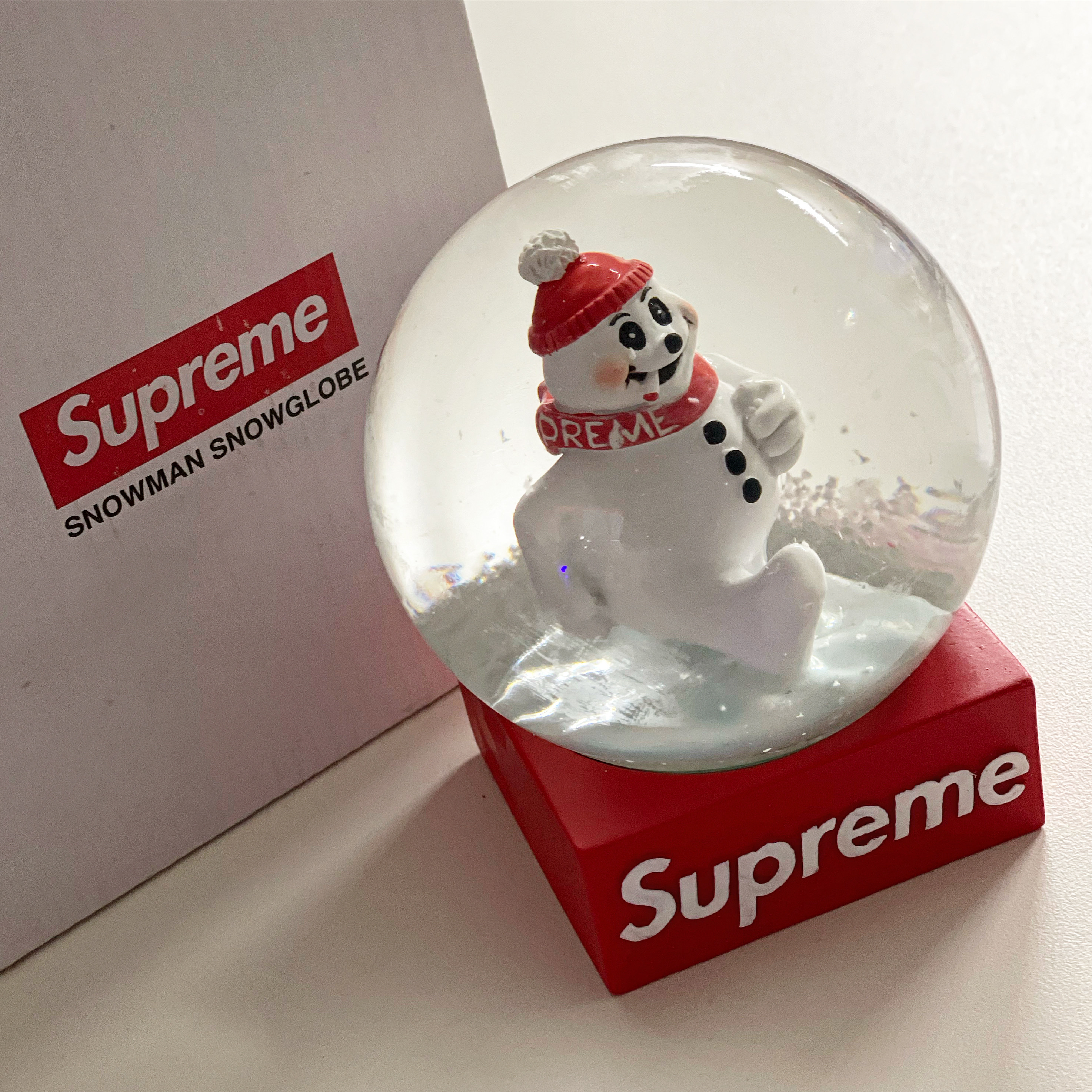 Supreme Snowman Snowglobe Red 착용 스타일