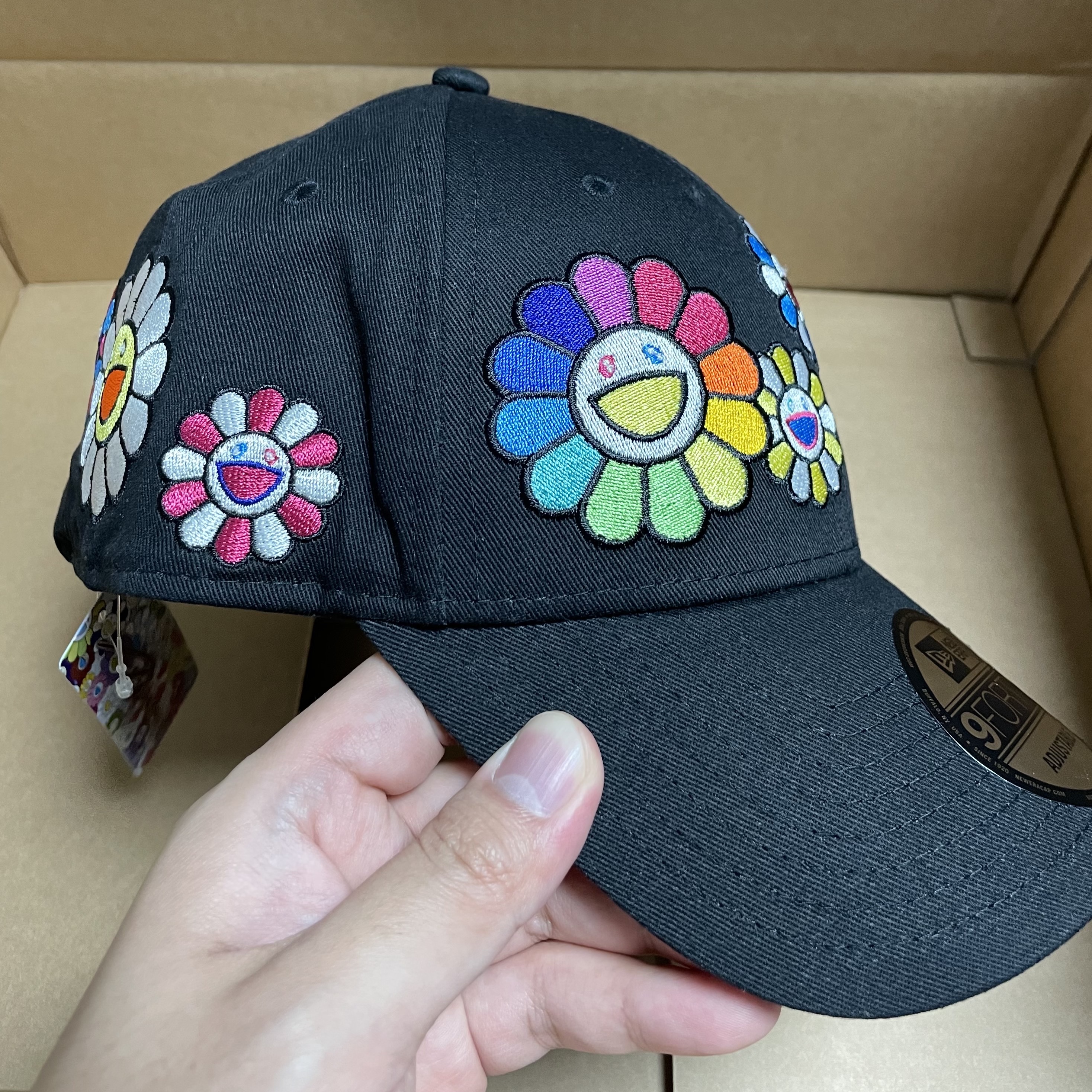 New Era x Murakami Takashi Ohana All Over Cap Black 착용 스타일 - 1