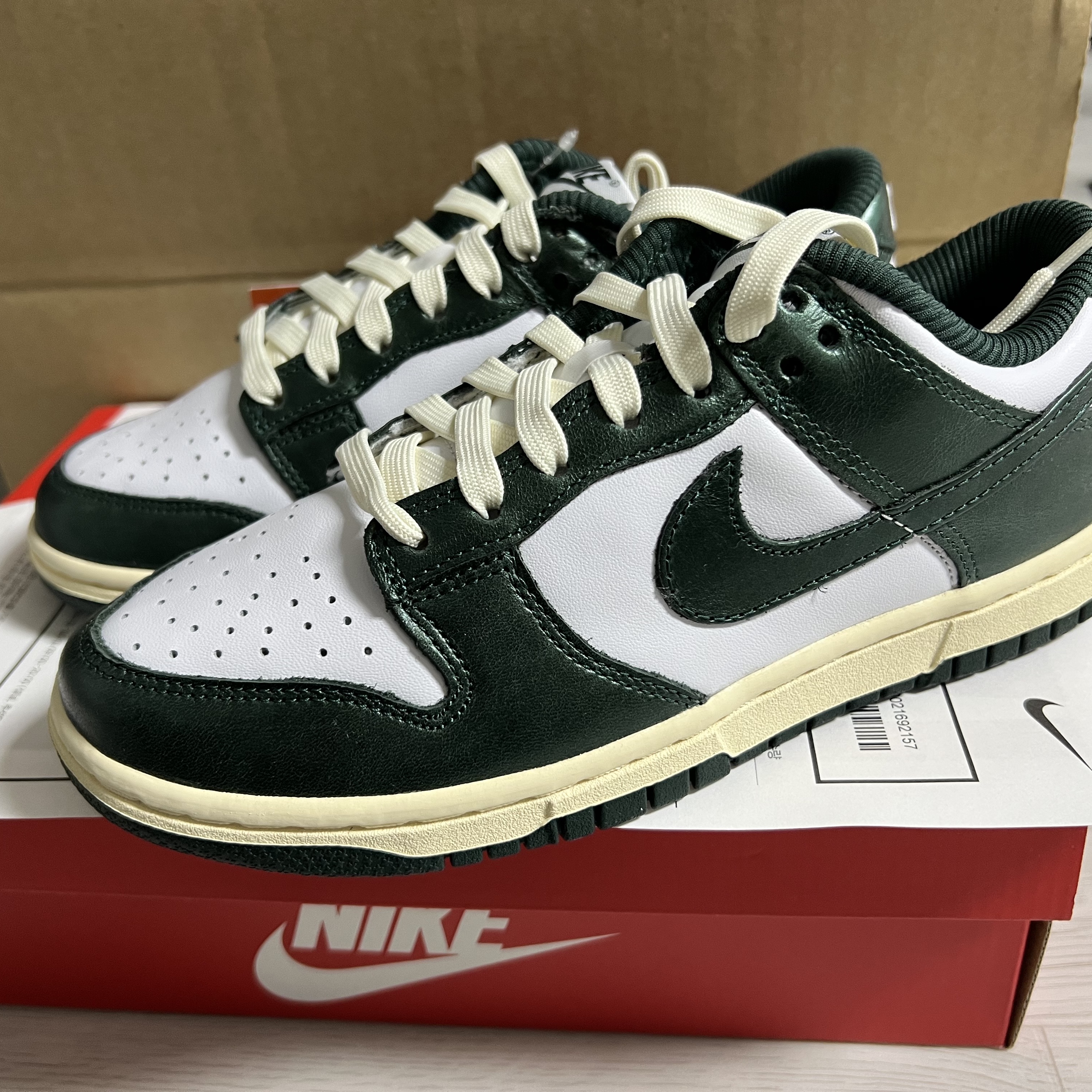 (W) Nike Dunk Low Vintage Green 착용 스타일 - 1