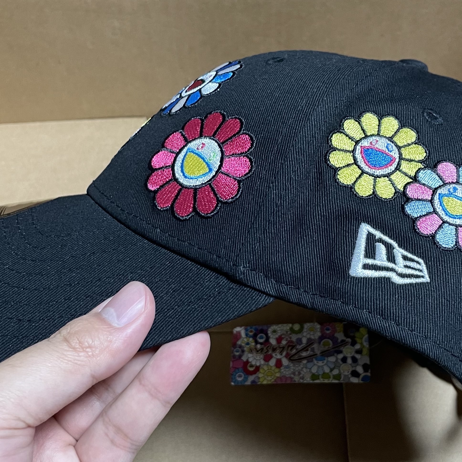 New Era x Murakami Takashi Ohana All Over Cap Black 착용 스타일 - 2
