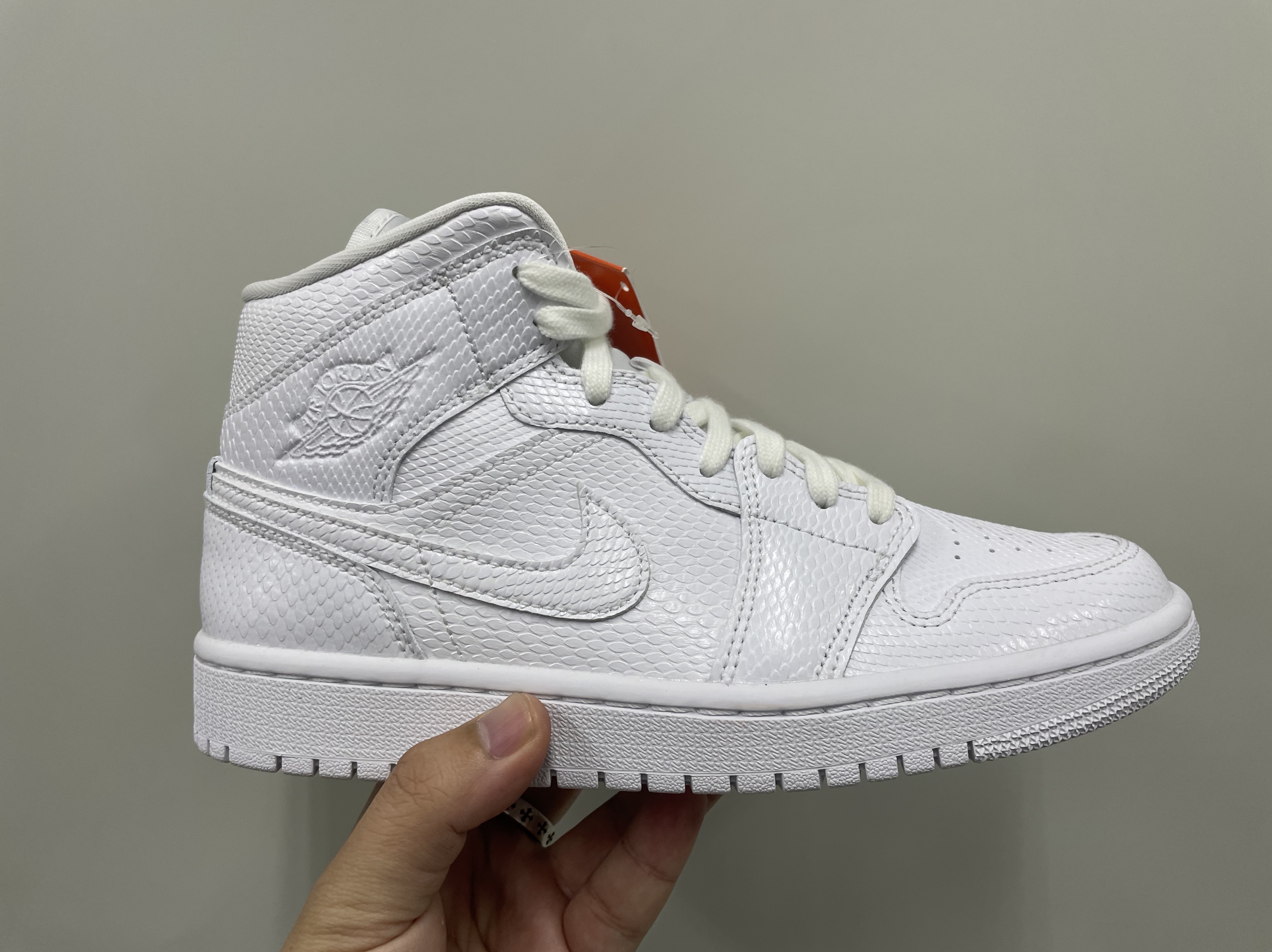 (W) Jordan 1 Mid White Snakeskin 착용 스타일