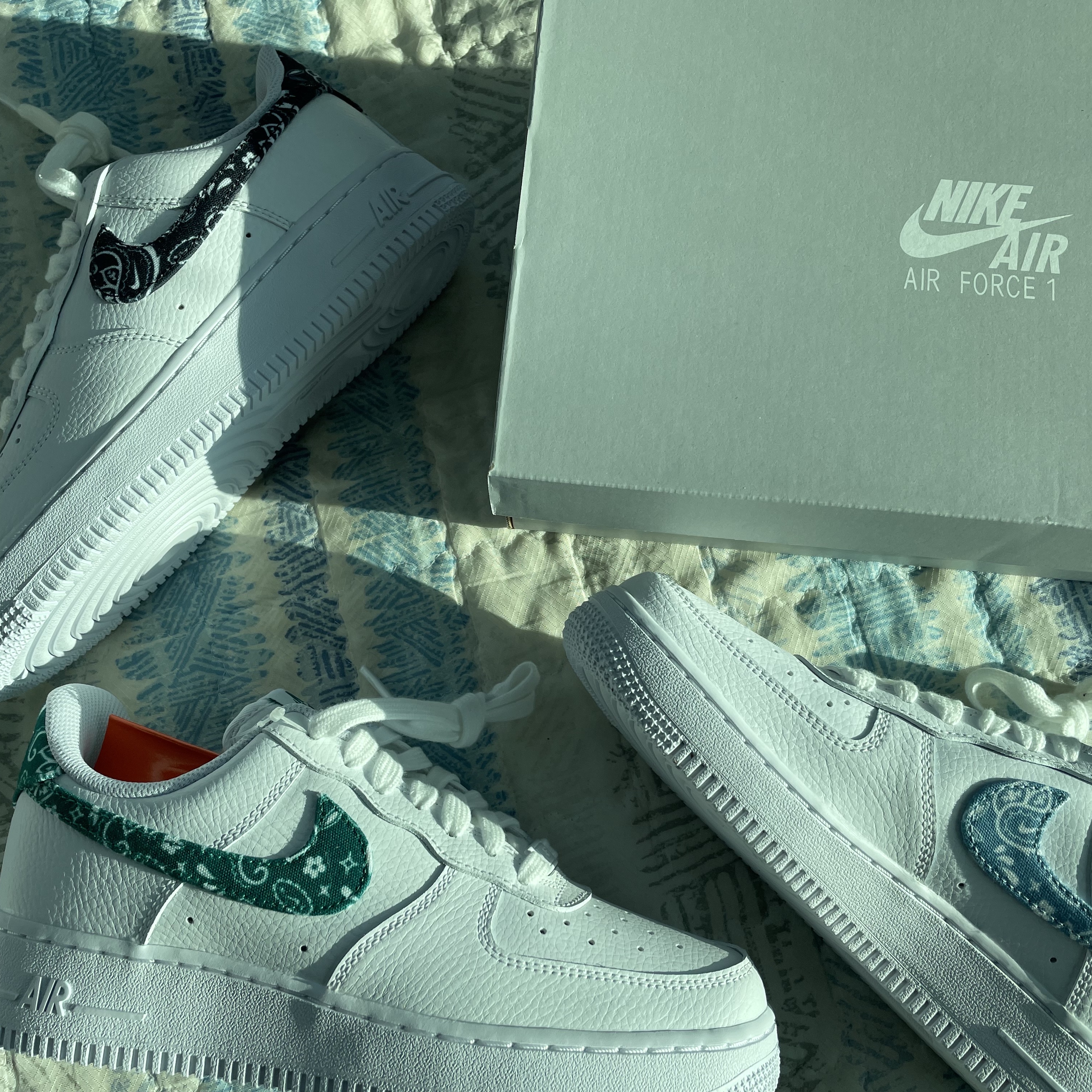 (W) Nike Air Force 1 '07 Essential Paisley Swoosh White Black, (W) Nike Air Force 1 '07 Essential Paisley Swoosh White Malachite 착용 스타일 - 1