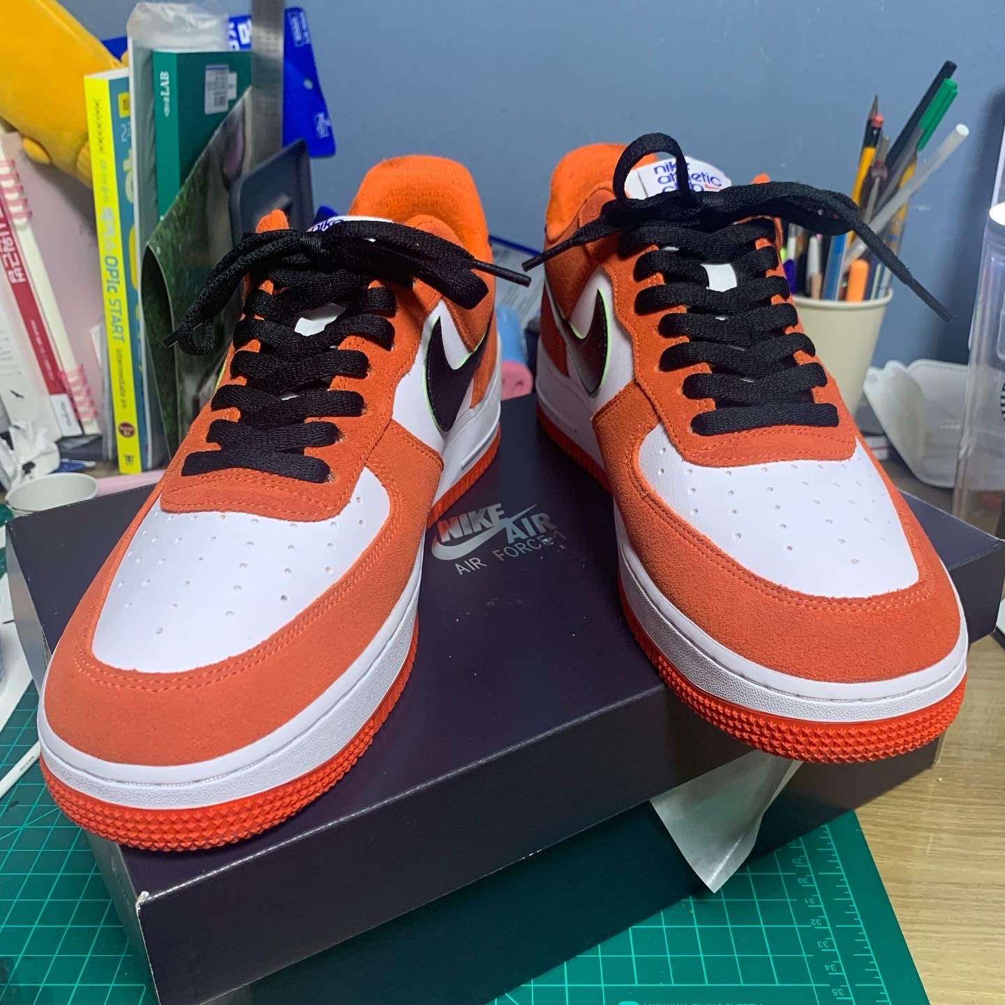 Nike Air Force 1 '07 LV8 Athletic Club Rush Orange Washed Teal 착용 스타일 - 2